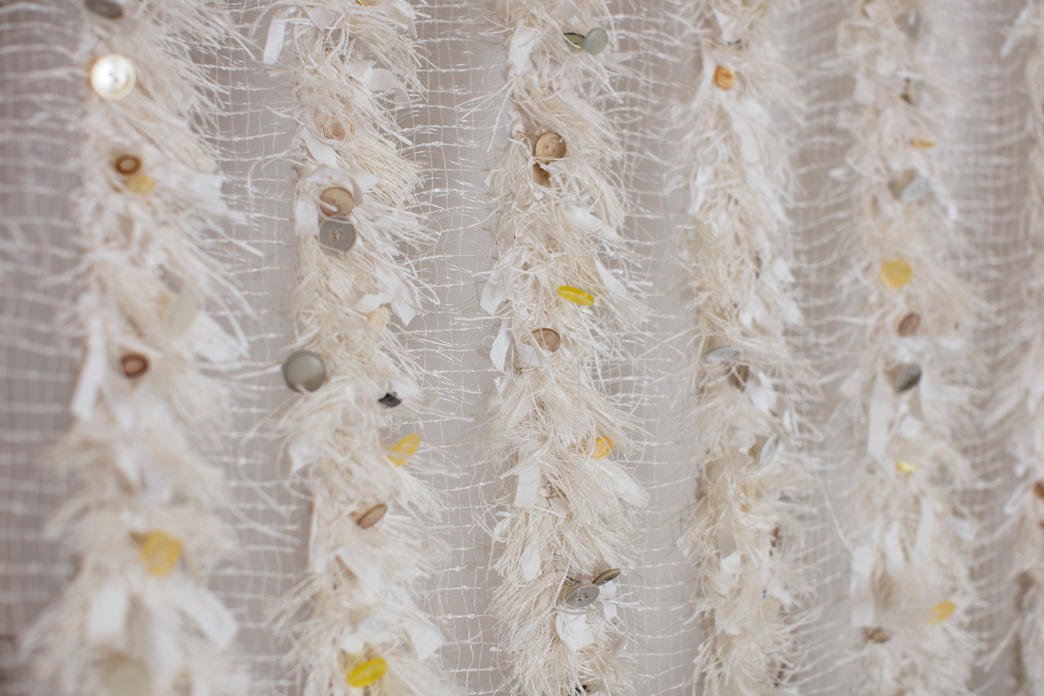 Kerstin Åsling, ”Summersnow”. Teknik: Glesväv med lingarn och knappar. Foto: Lars Åsling