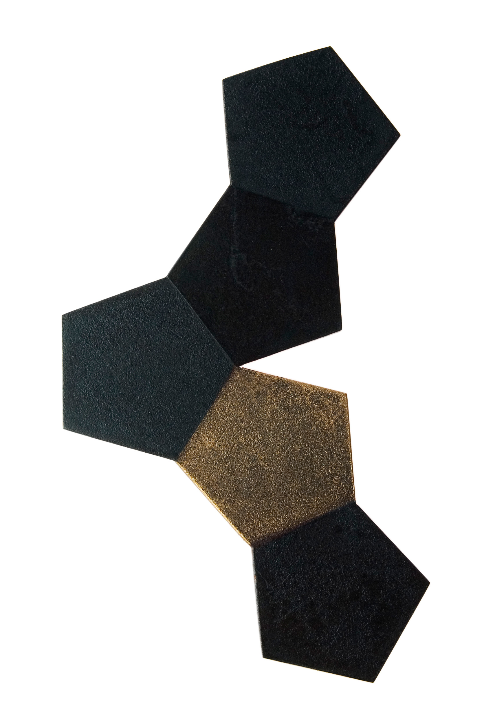 Tore Svensson, brosch ”Pentagon”. Stål, förgylld. 55 x 85 mm. Foto: Franz Karl