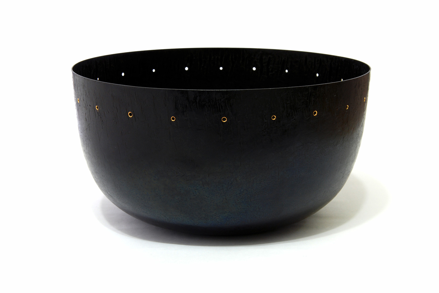 Tore Svensson, skål ”Skål 234”. Stål, förgylld. 100 x 190 mm. Foto: Franz Karl