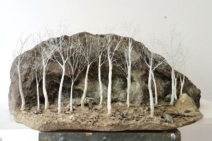 Bilder uppifrån: Maria Hall, Spegling, 45x55, olja på duk, 2017 och Johanna Karlsson, Scen, 24x70x26, paper, pigment och metalltråd, 2015