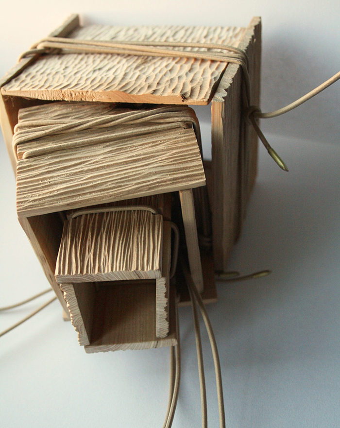 Sofia Bankeström. Lådor/halsband 2017. Enträ, resårsnodd, mässing.