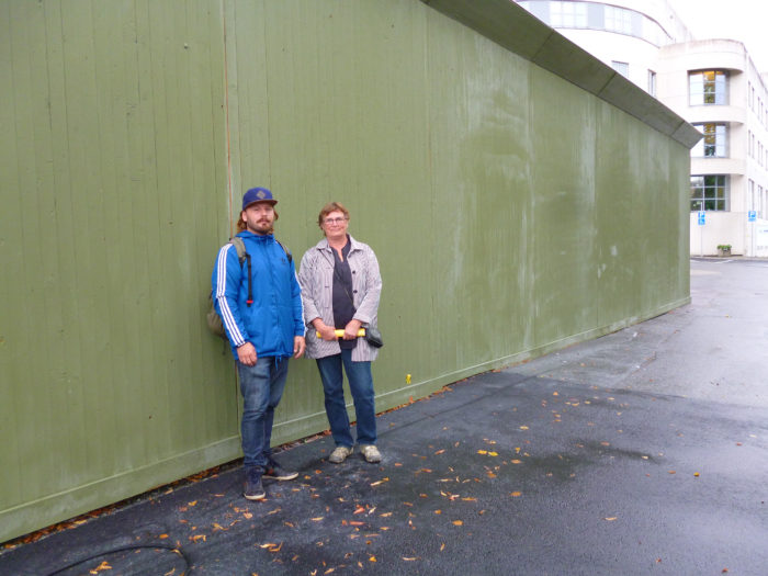 Konstnärerna Martin Solymar och Gudrun Åsling vid planket där konst ska uppföras.