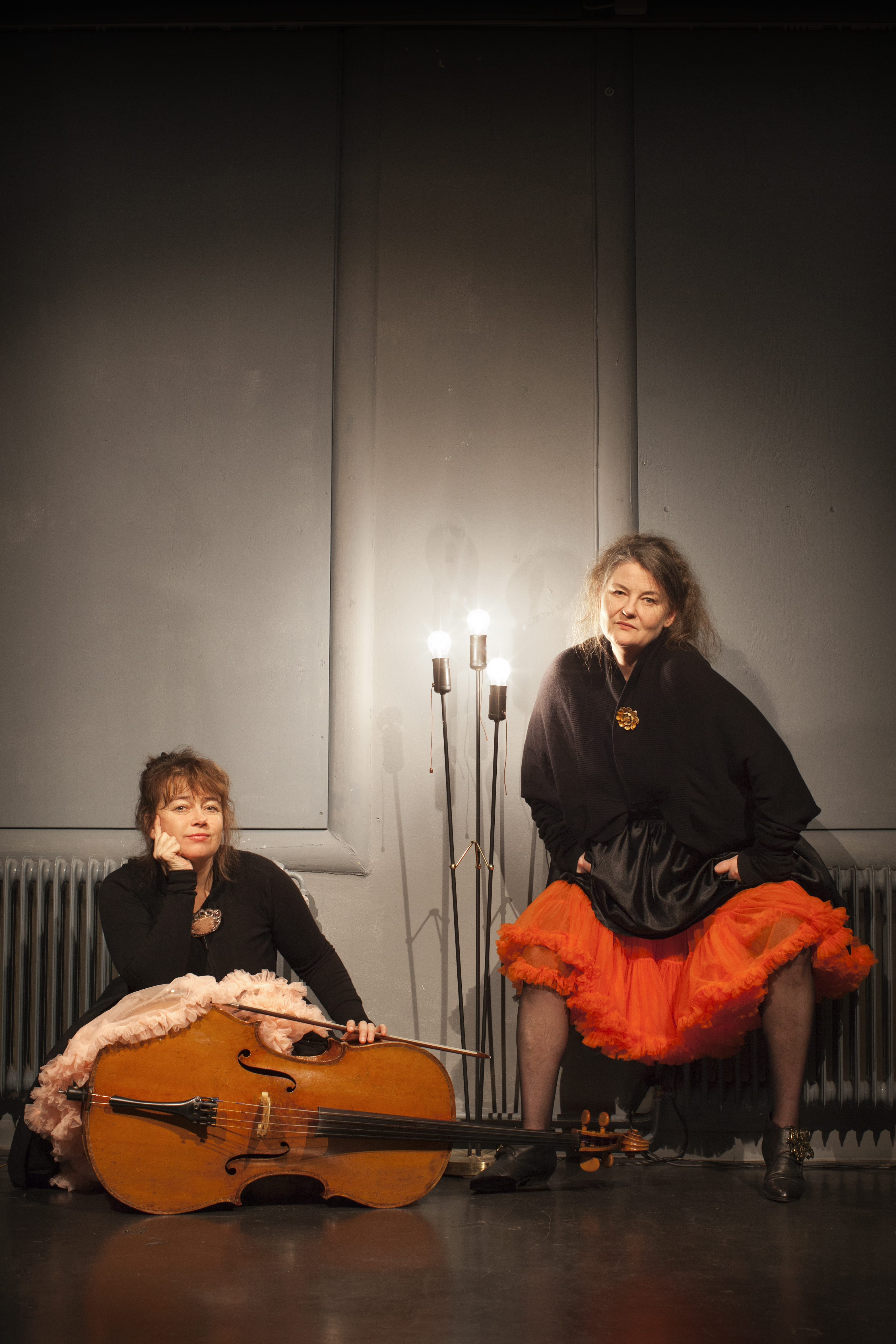 Sanna Källman och Fia Adler Sandblad i Föreställningen 
