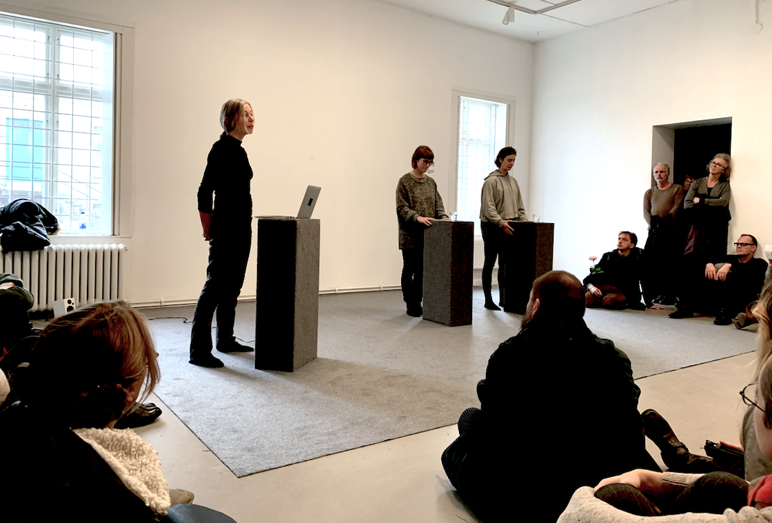 Platt Jord, av Annika Lundgren. Medverkande Tove Posselt och Ellen Skafvenstedt (i bild)