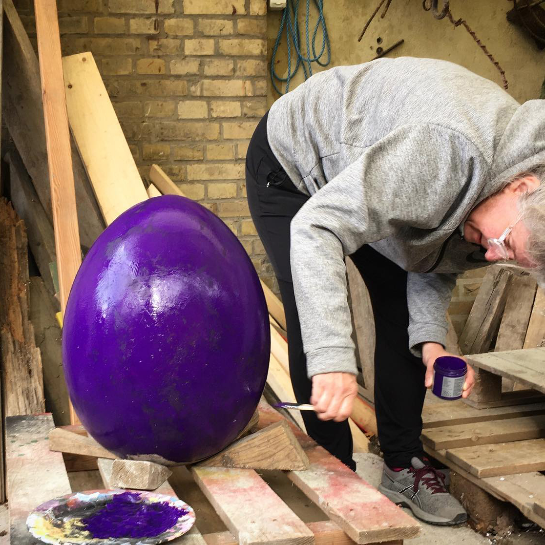 Pia König i färd med att grunda sitt konstägg. Foto Per Agélii