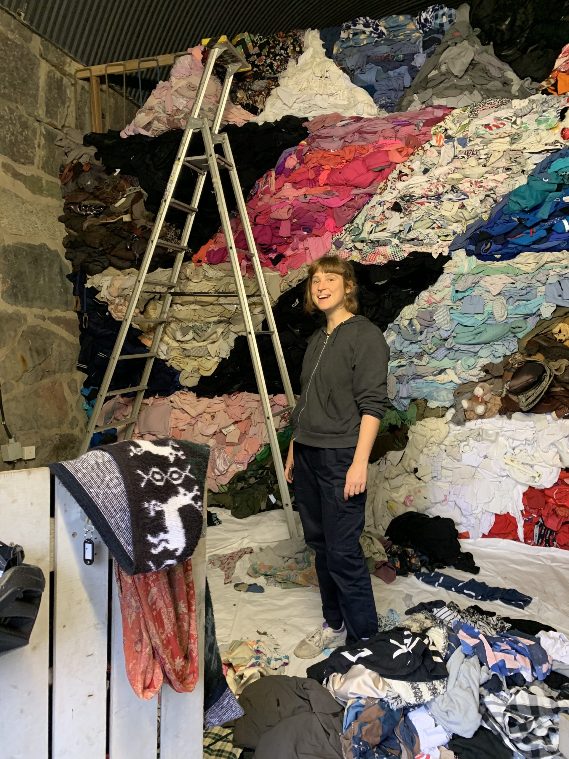 Ellen Skafvenstedt bygger upp sin utställning VISST i Bergrummet