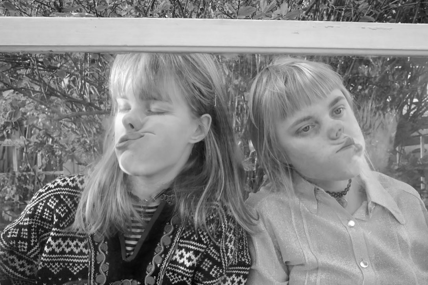 Tekla och Rakel Bergman Fröberg, Life in a fishbowl, still från film (4:48min), 2020.