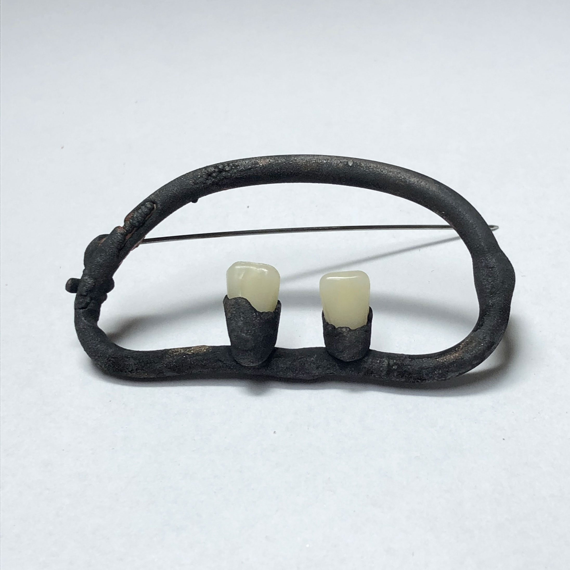 Sofia Bankeström
Sofia Bankeström, brosch (utan titel), 2021.
Koppar, tänder.
