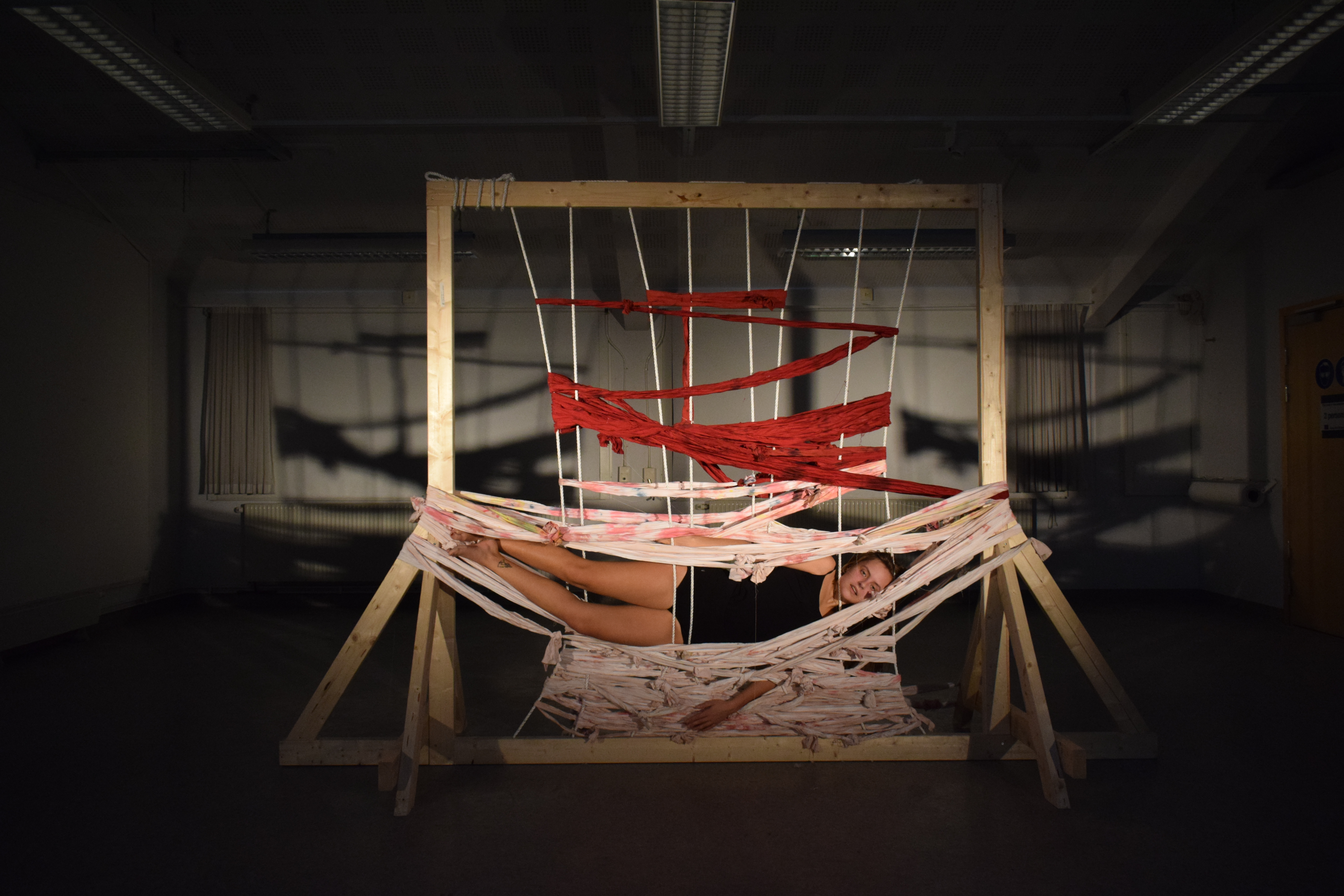 LIVE PERFORMANCE Craft makers - Unravel
 Lea Norrman Firus, studerande på HDK-Valand, kandidatprogrammet Textil-Kropp-Rum