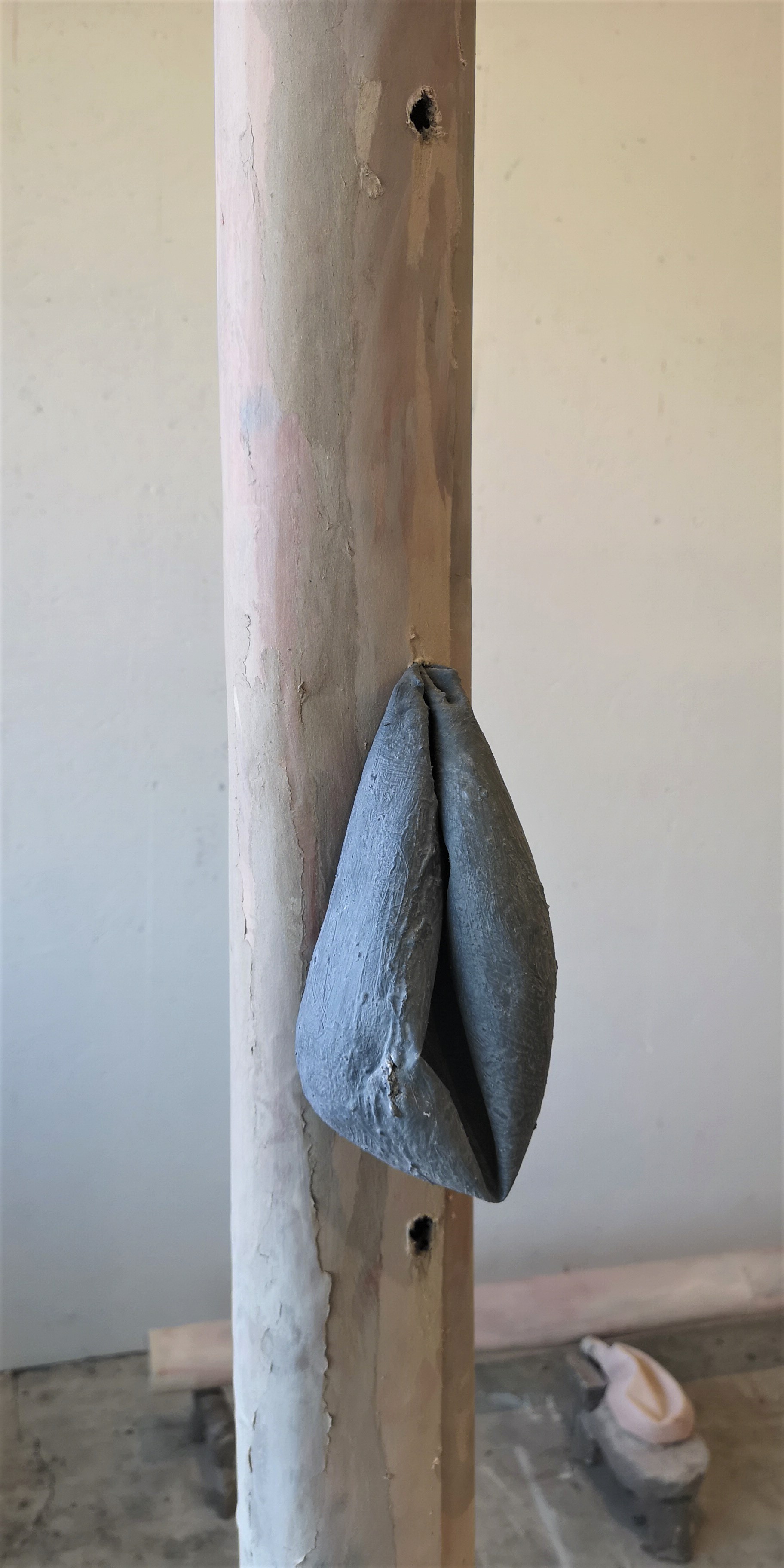 Annie Eliasson / windpipe/ skulptur i latex, betong och kartong / 2021