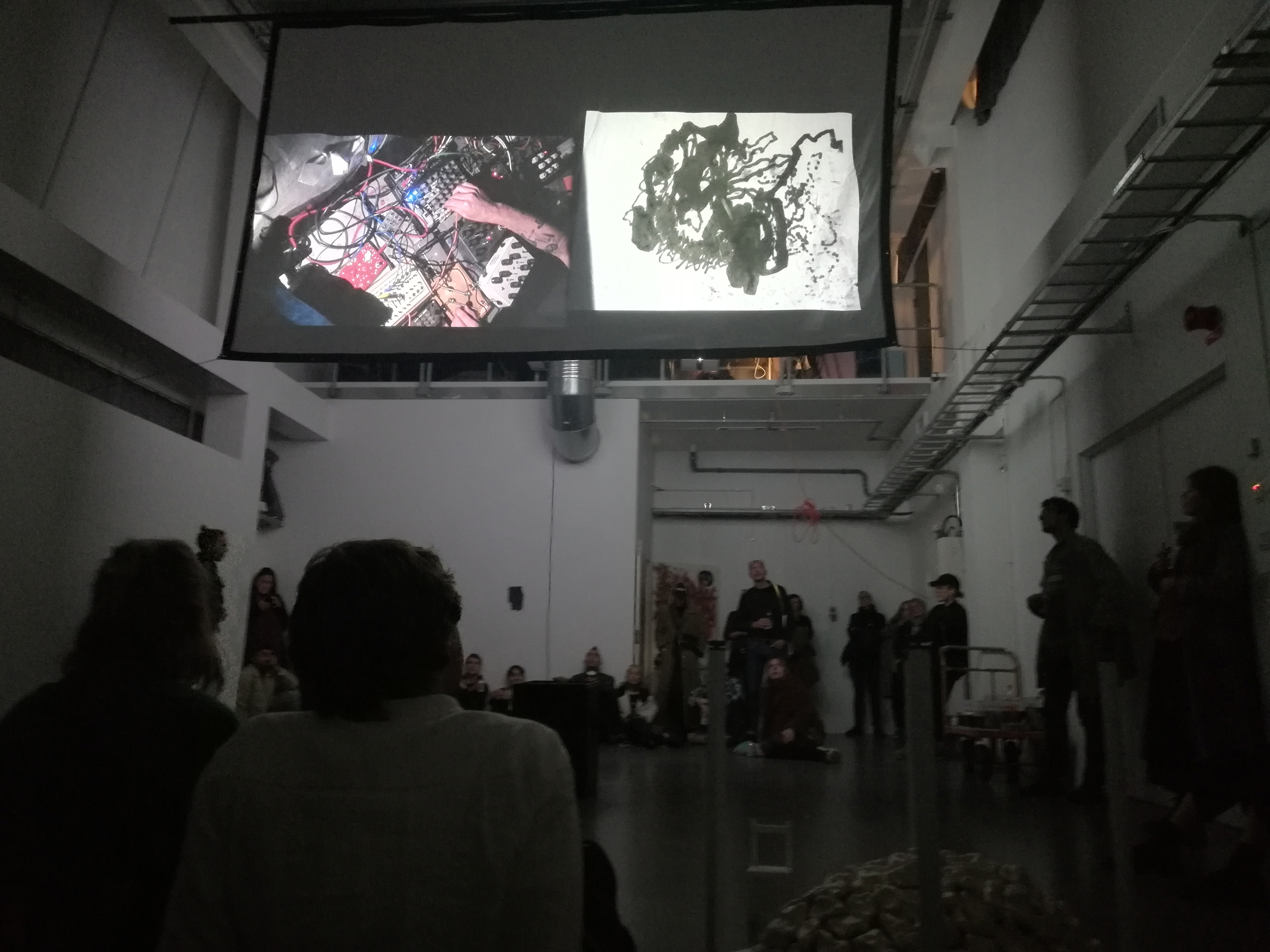 Jonas Börjesson & John Söder Primordial Soup, performance 2019 Umeå konsthögskola. Foto: Agatha Lewandowski