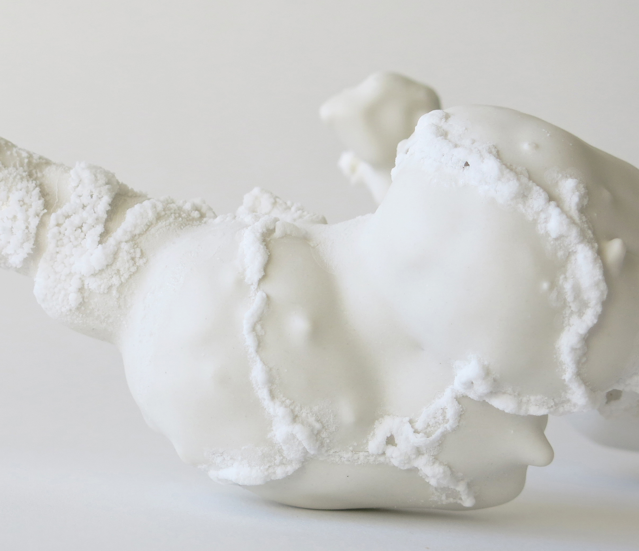 Tina Hultsborn, detalj av verk, porslin, 2020