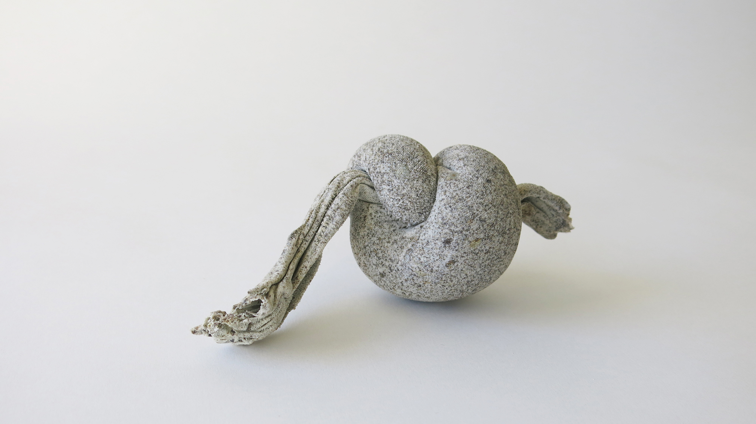 Tina Hultsborn, Slå knut på sig själv, porslin, 2020