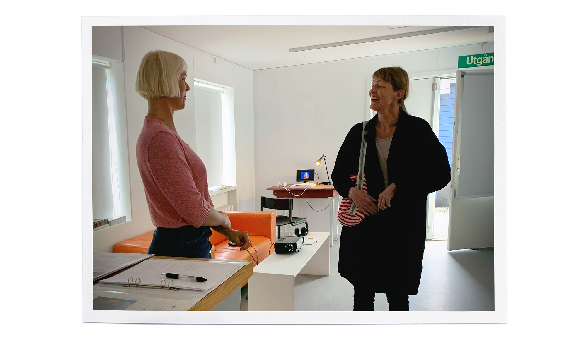 Här träffas Ann-Charlotte Glasberg Blomqvist och Sonja Nilsson på Sonjas öppning av, Visibility is a Trap, på Galleri Konstepidemin. Foto: Ulla Mogren