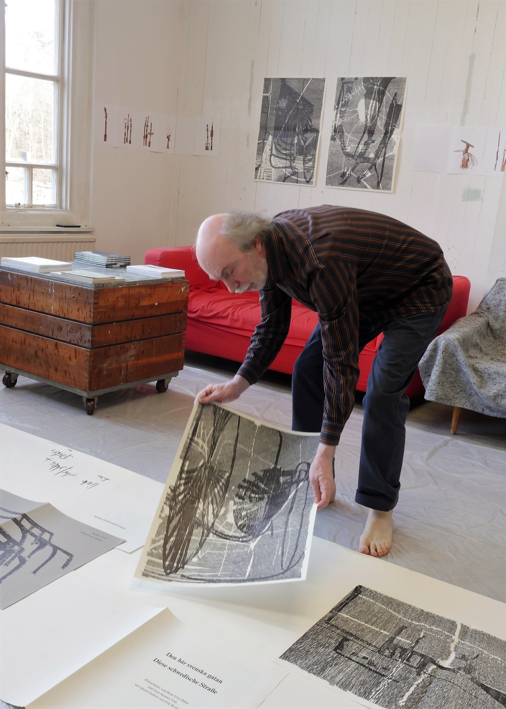 Hans Uwe Hähn preparing the open studio