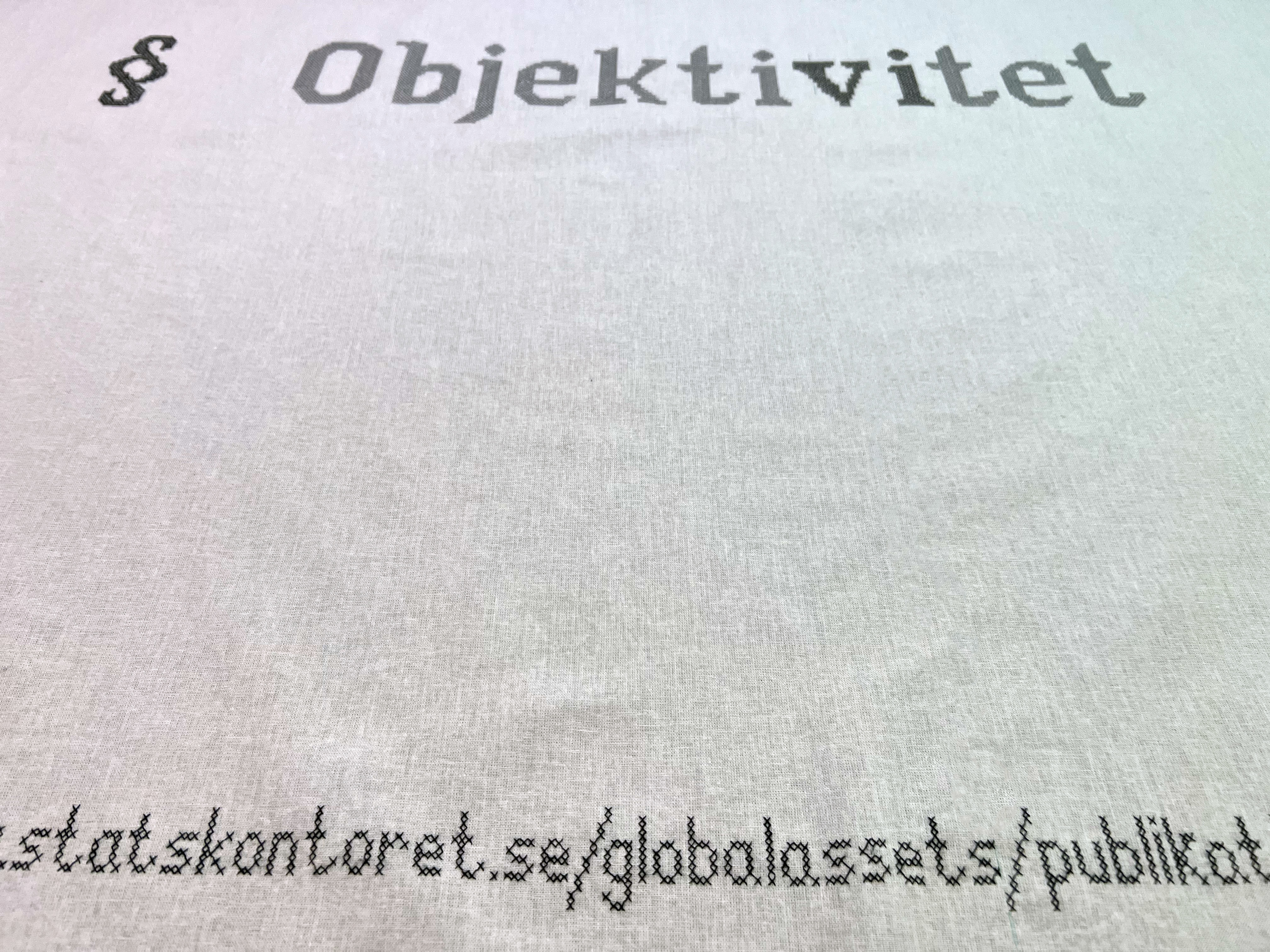 Ida Brattmo, myndighetspoem. Korsstygn, sytråd på lakansväv, 2021.