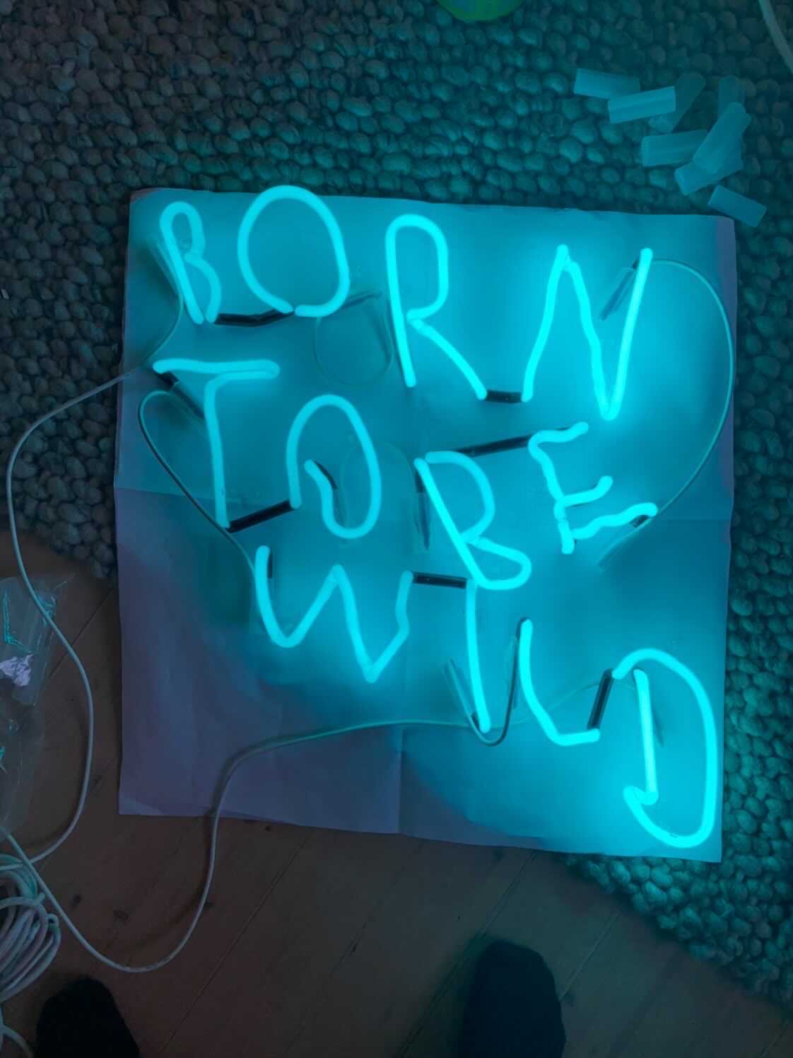 Azadeh E. Zaghi, utförande av Josefin Eklund