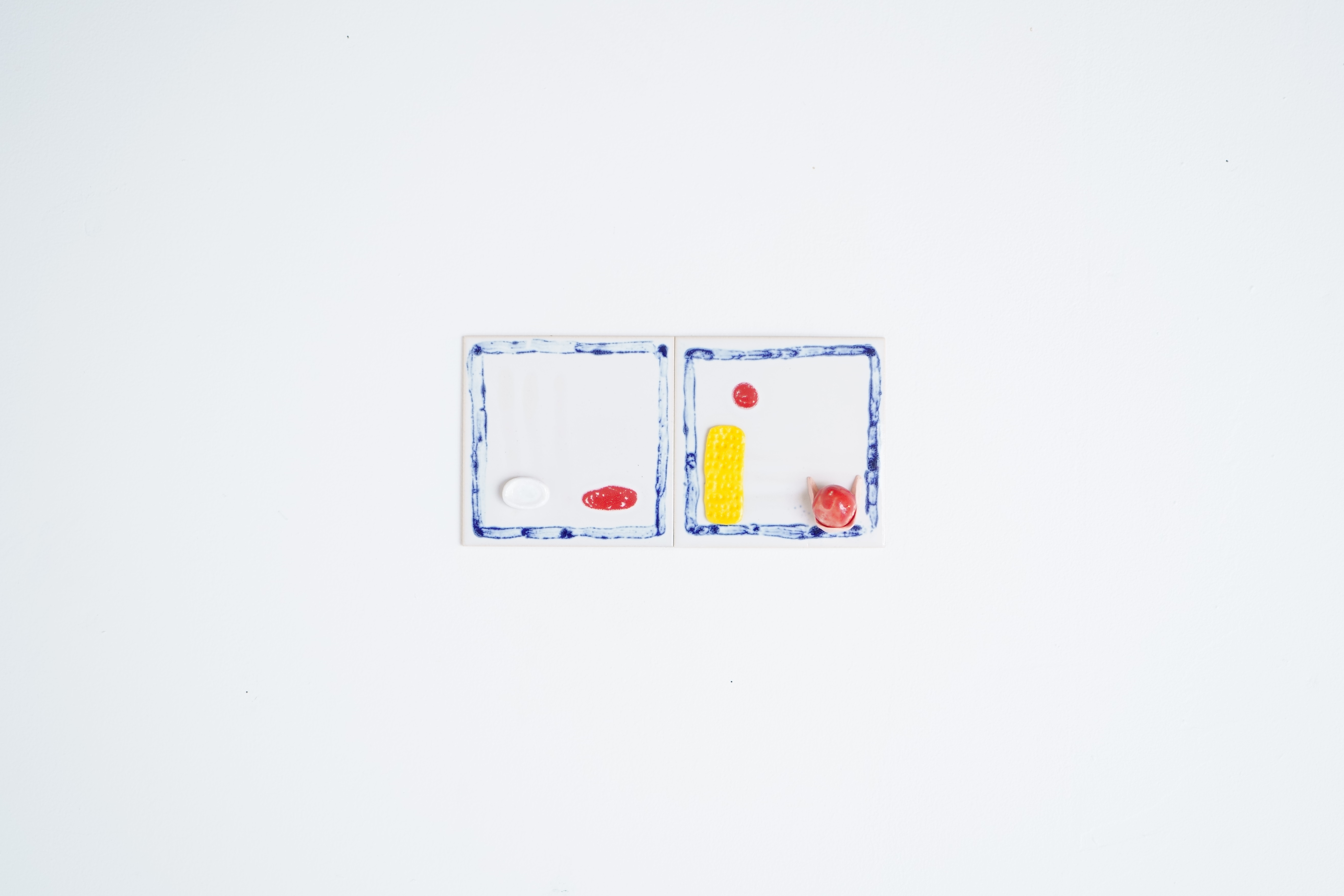(right) Untitled(Tile#44) ceramic, acrylic paints, paper clay, resin clay, 2022, 9.8×9.8×2.2㎝. (left) Untitled(Tile#45) ceramic, acrylic paints, resin clay, 2022, 9.8×9.8×1.2㎝. Photographer: Haruka Yamada