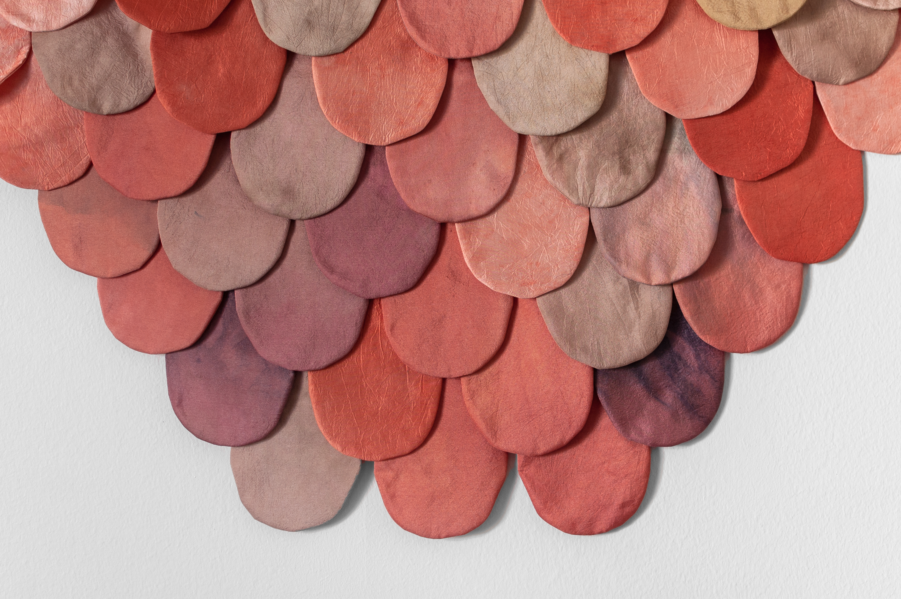 Karin Granstrand, Porträtt av upplevelsen av ett tjärn (lingon), Naturlig färgning på siden / 2022