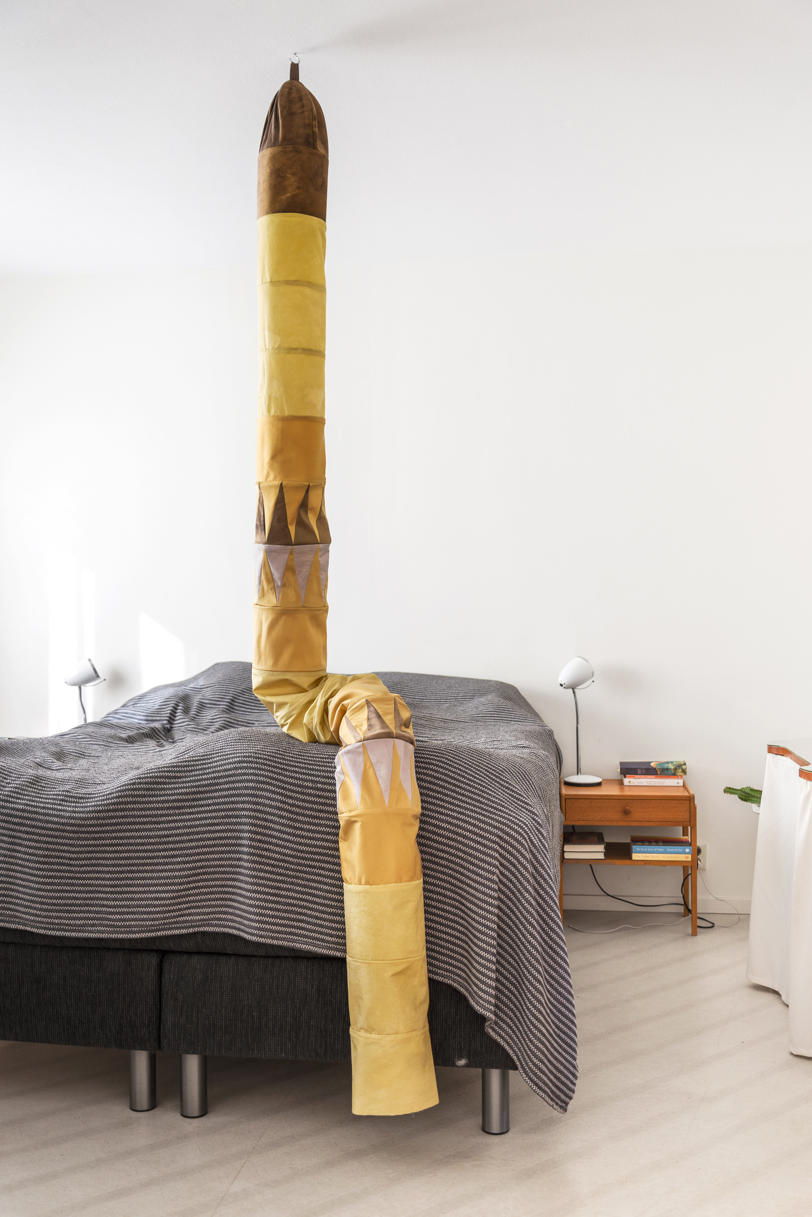 Karin Granstrand, Porträtt av upplevelsen av ett tjärn (sjöfräken), Naturlig färgning på siden / 2022