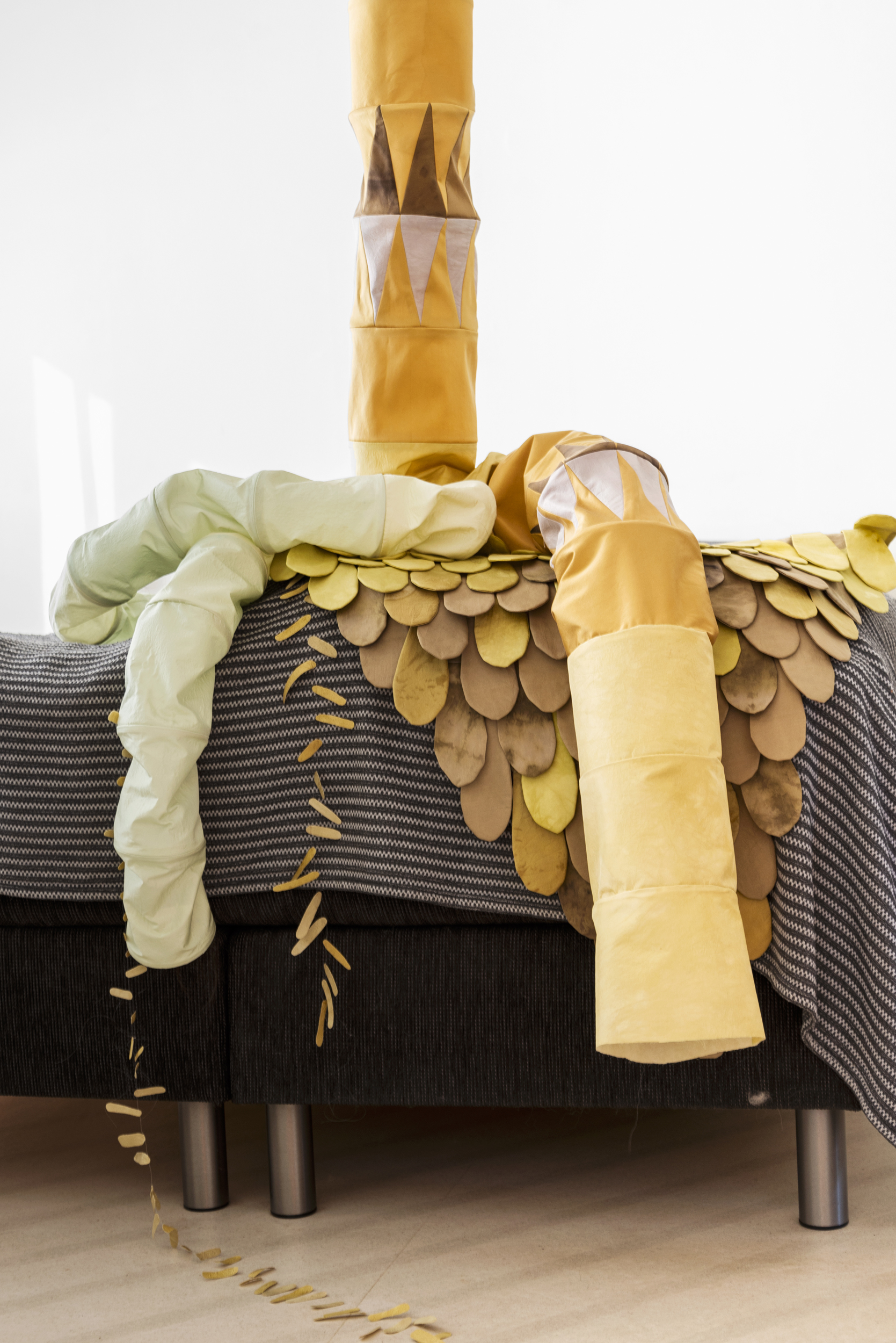 Karin Granstrand, Porträtt av upplevelsen av ett tjärn, Naturlig färgning på siden / 2022