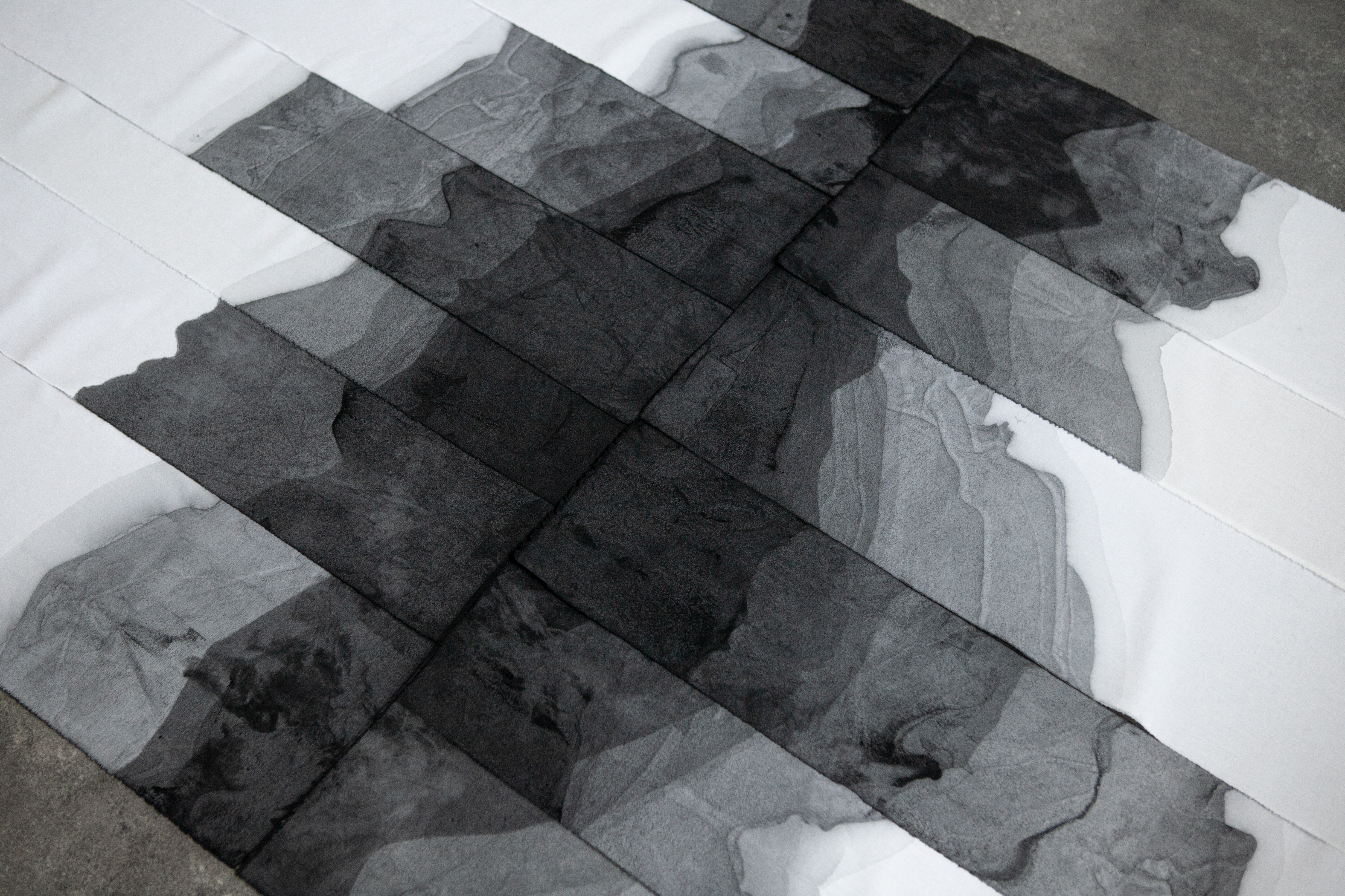 Shogo Hirata, wip2. Naturfärgad med sot och stärkelse på bomull, 2022.