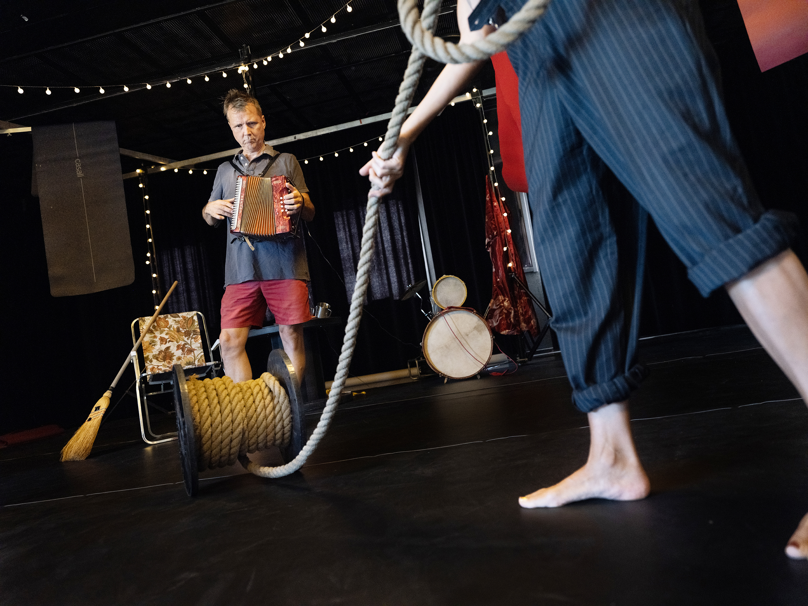 Foto: Nora Lorek. Teatergruppen Big Wind repeterar i hus 8.
Lotta Sjölin Cederblom, Ola Karlberg, Harriet Ohlsson och Martin Bröns. 