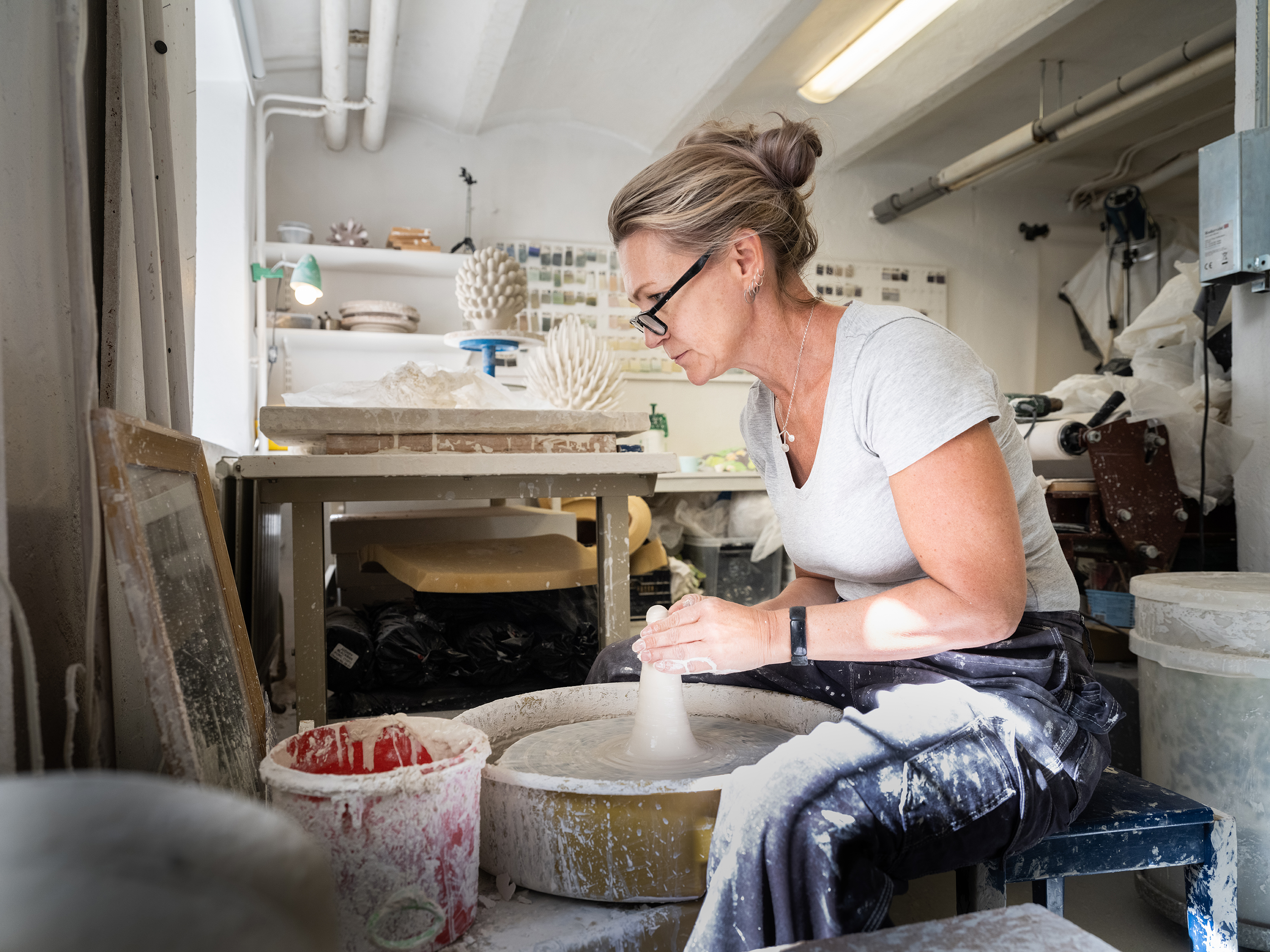 Foto: Nora Lorek. Eva Zethraeus är keramiker verksam i Göteborg, utbildad med Master of Fine Arts från Högskolan för Design och Konsthantverk (HDK), Göteborgs Universitet. Eva arbetar med skulptural keramik i porslinslera för utställningar och offentliga miljöer. Eva finns representerad på bl.a. på Nationalmuseum i Stockholm, Röhsska Museet i Göteborg. Eva har haft sin ateljé på Konstepidemin i 7-8 år och tog för några år beslutet att jobba heltid med sin konst.