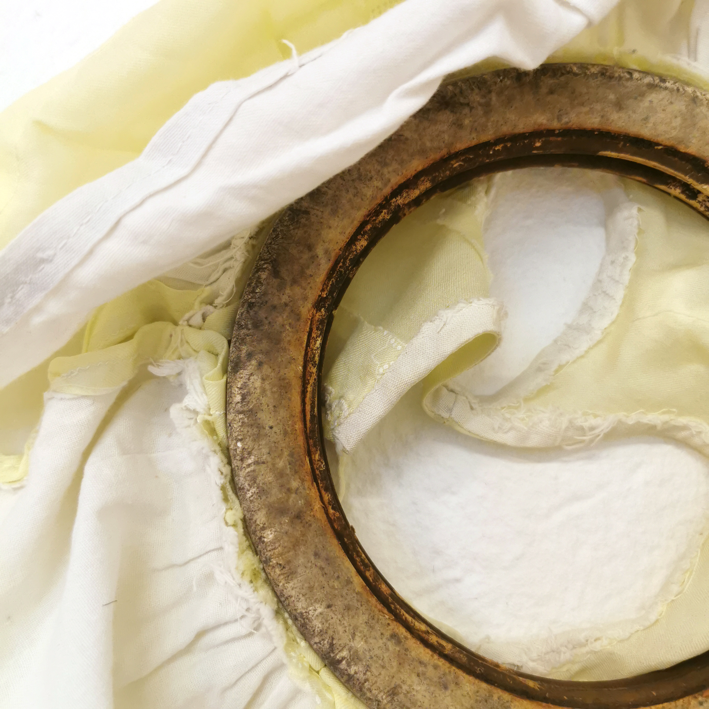 Leonela Lilja, I jord utan rötter. Hittade objekt, 2022.