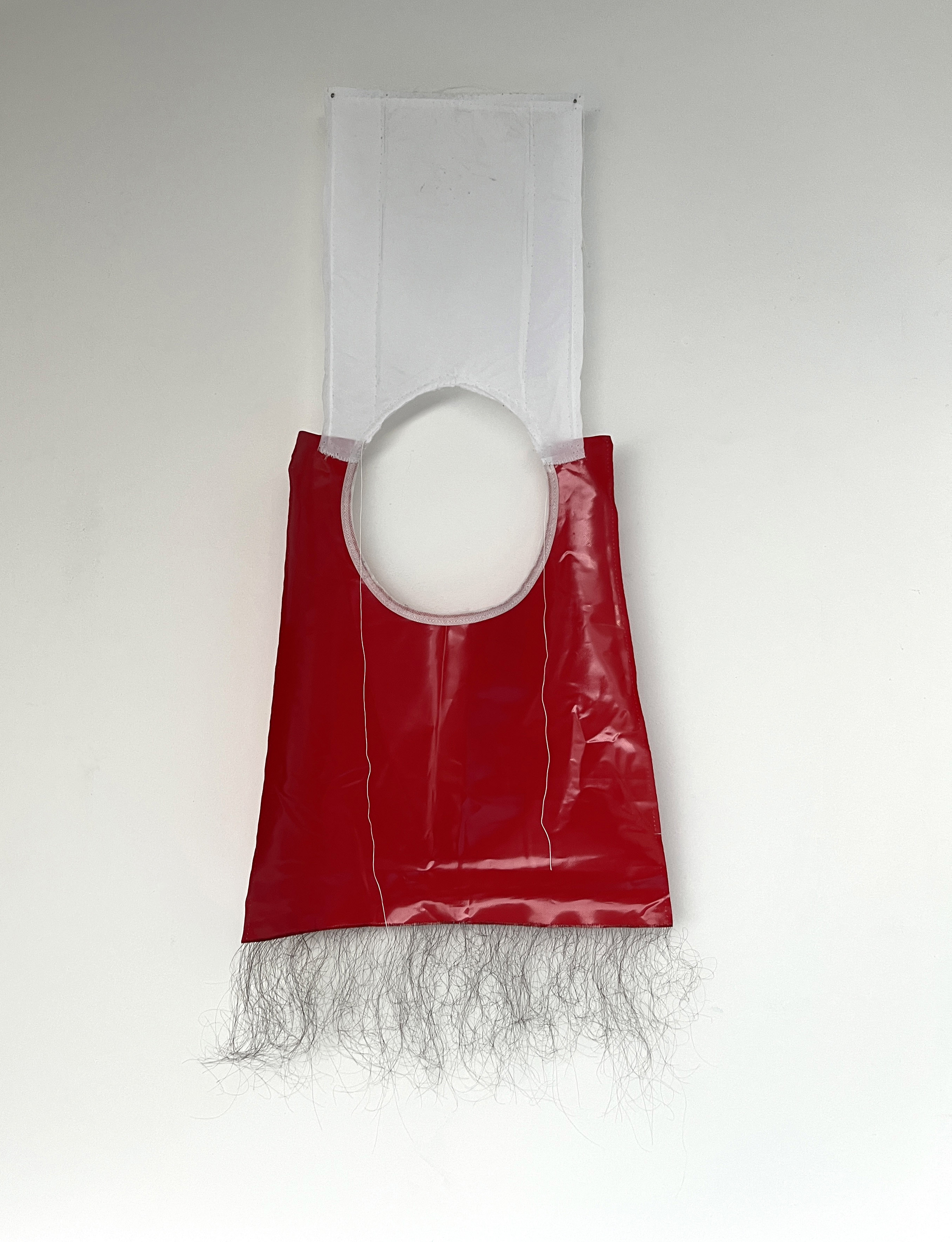 Leonela Lilja, Snow blind. Hittade material, hår från konstnären och tråd, 2022.