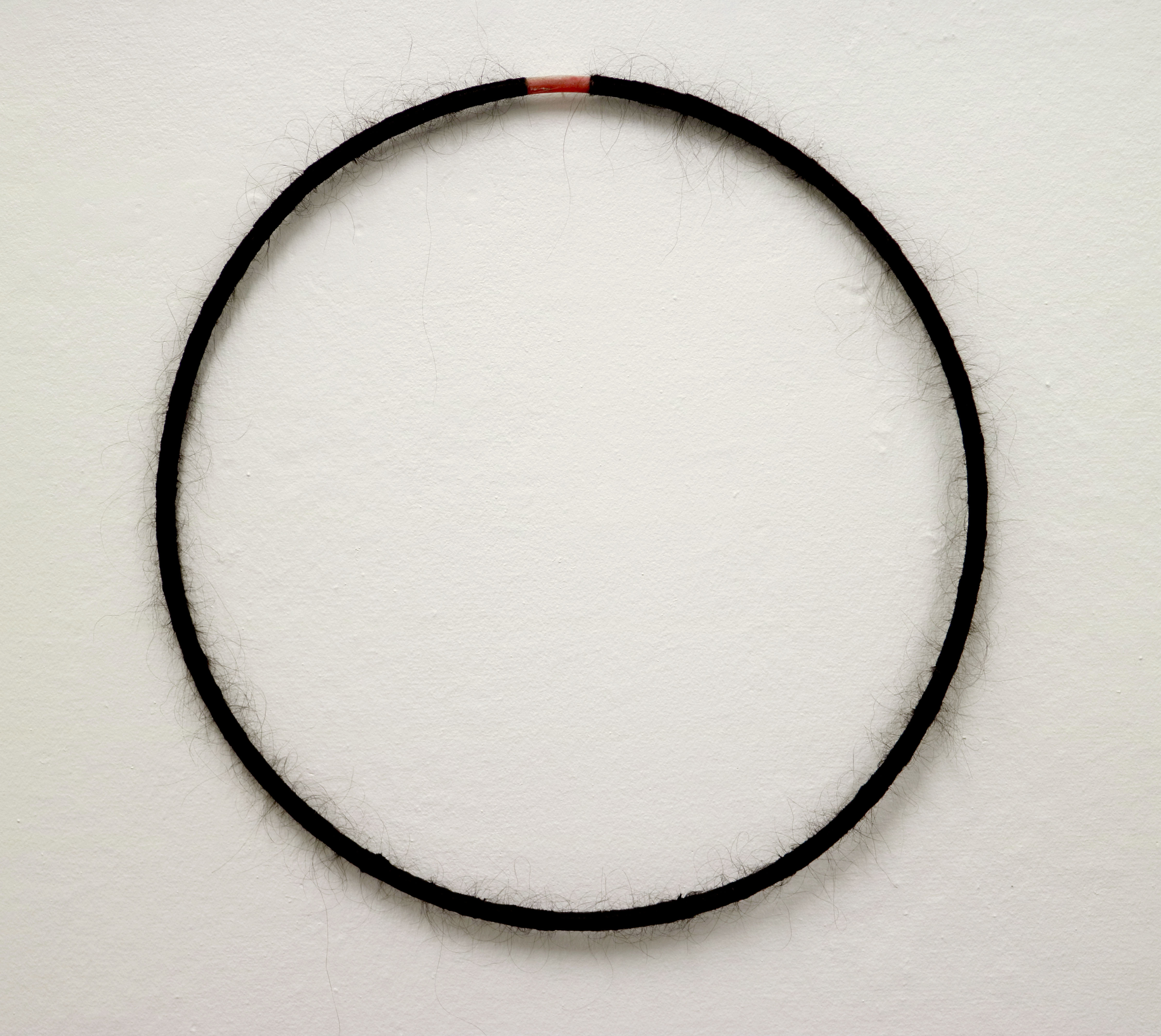 Leonela Lilja, Svart som rötter, Hittat objekt, hår och lim, 2019.