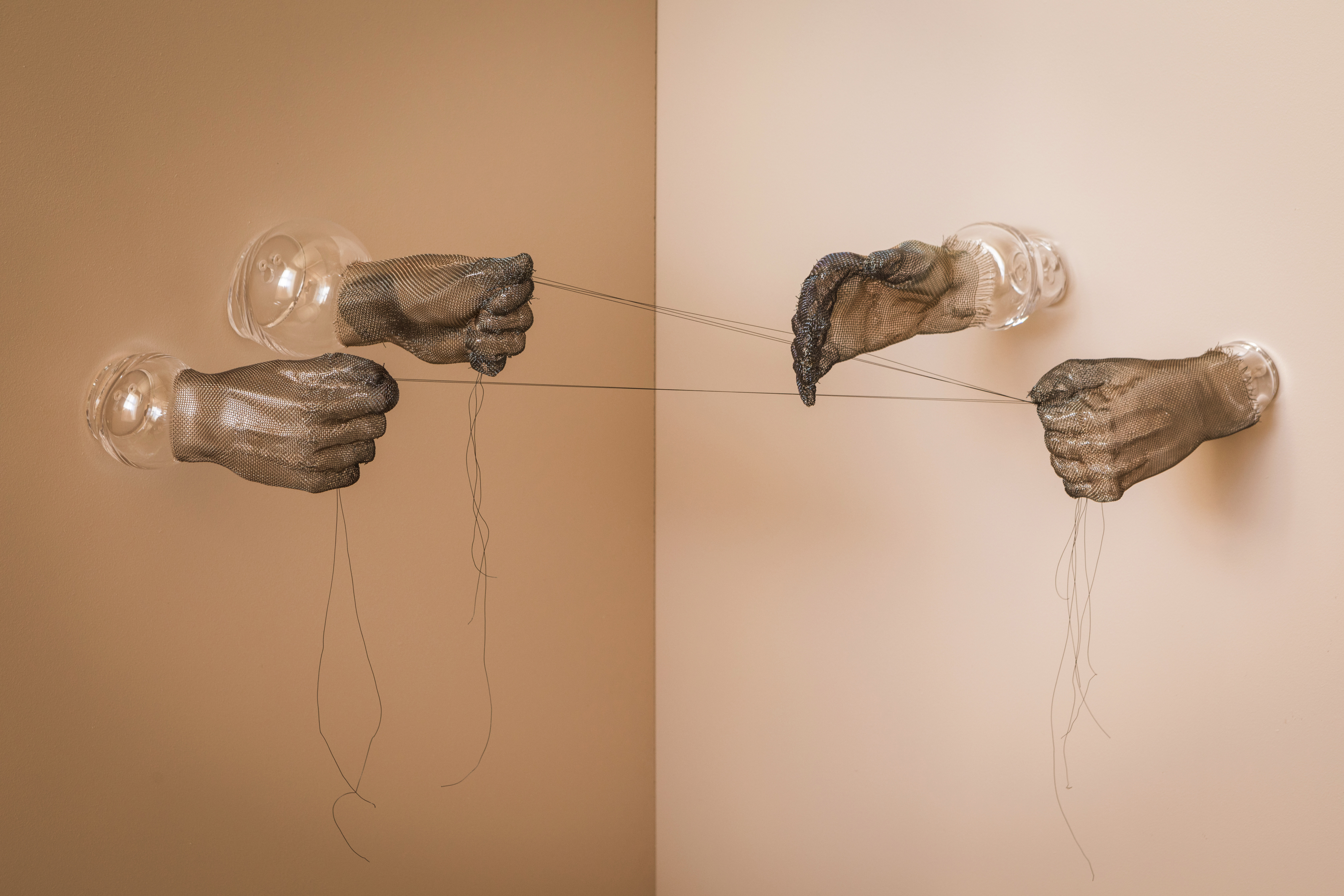 Tone Linghult, Dragkamp. Munblåst glas i stålnät, 2020. Fotograf: Mikael Lundblad