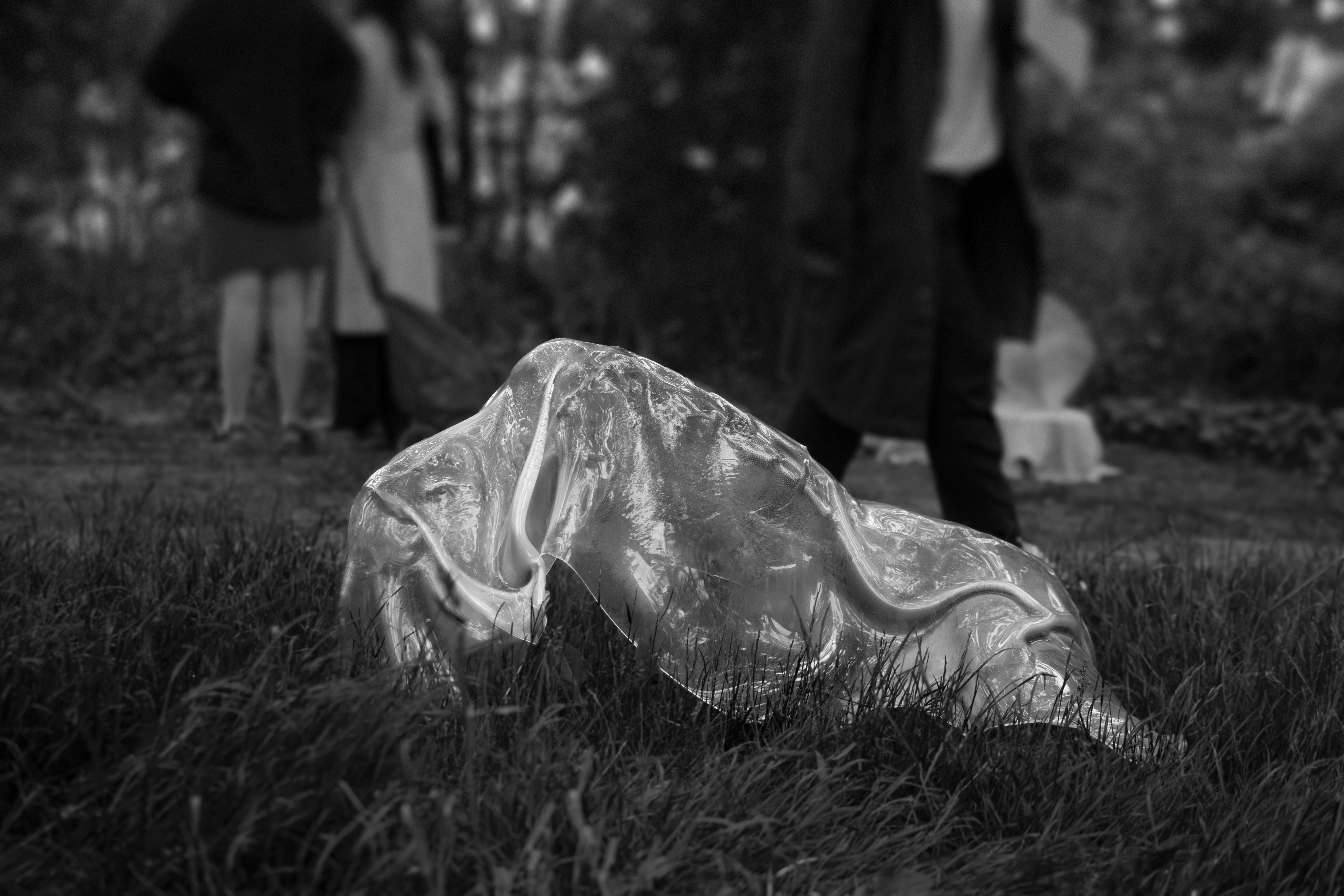 Tone Linghult, Hon reser sig. Slumpat glas, 2018.