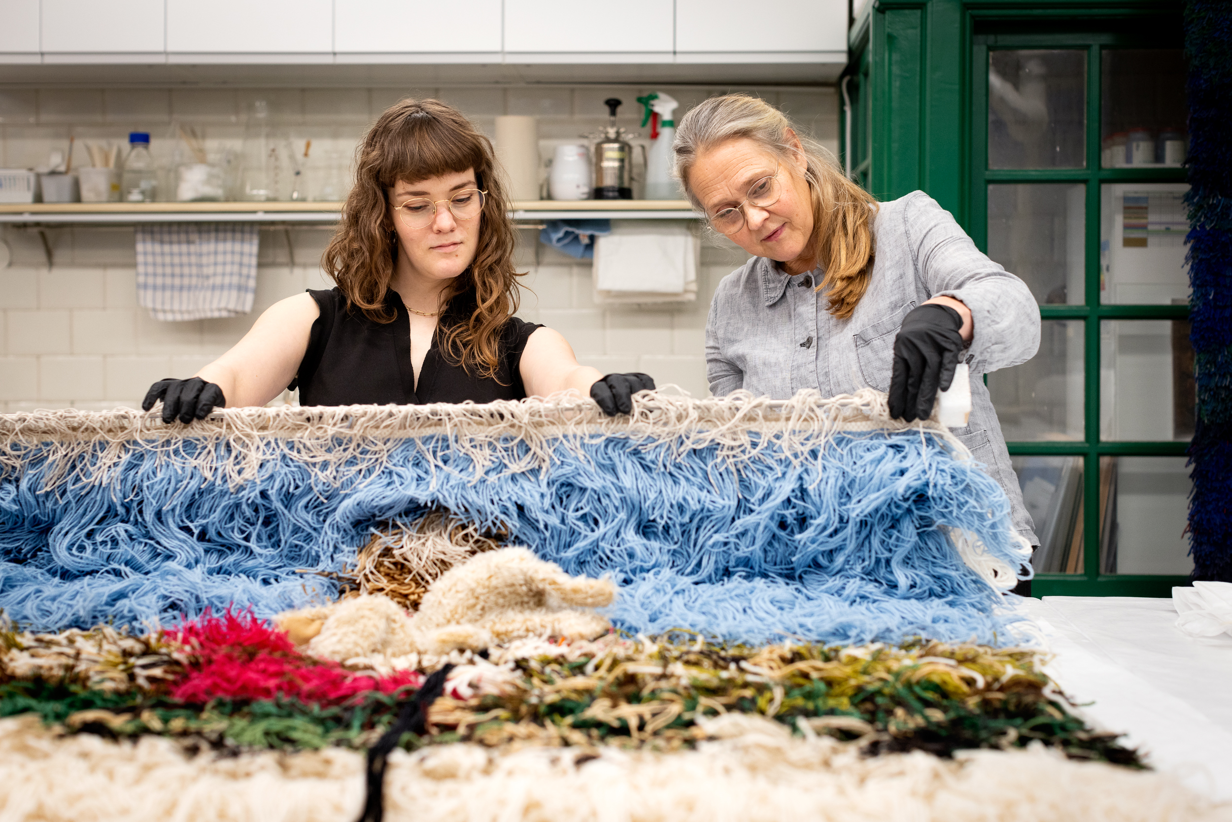 221115 Residensmottagaren Katrine Skovsgaard på besök på Röhsska museet i Göteborg. Foto© Kristin Lidell/Röhsska museet. Fotografens namn ska anges vid publicering.