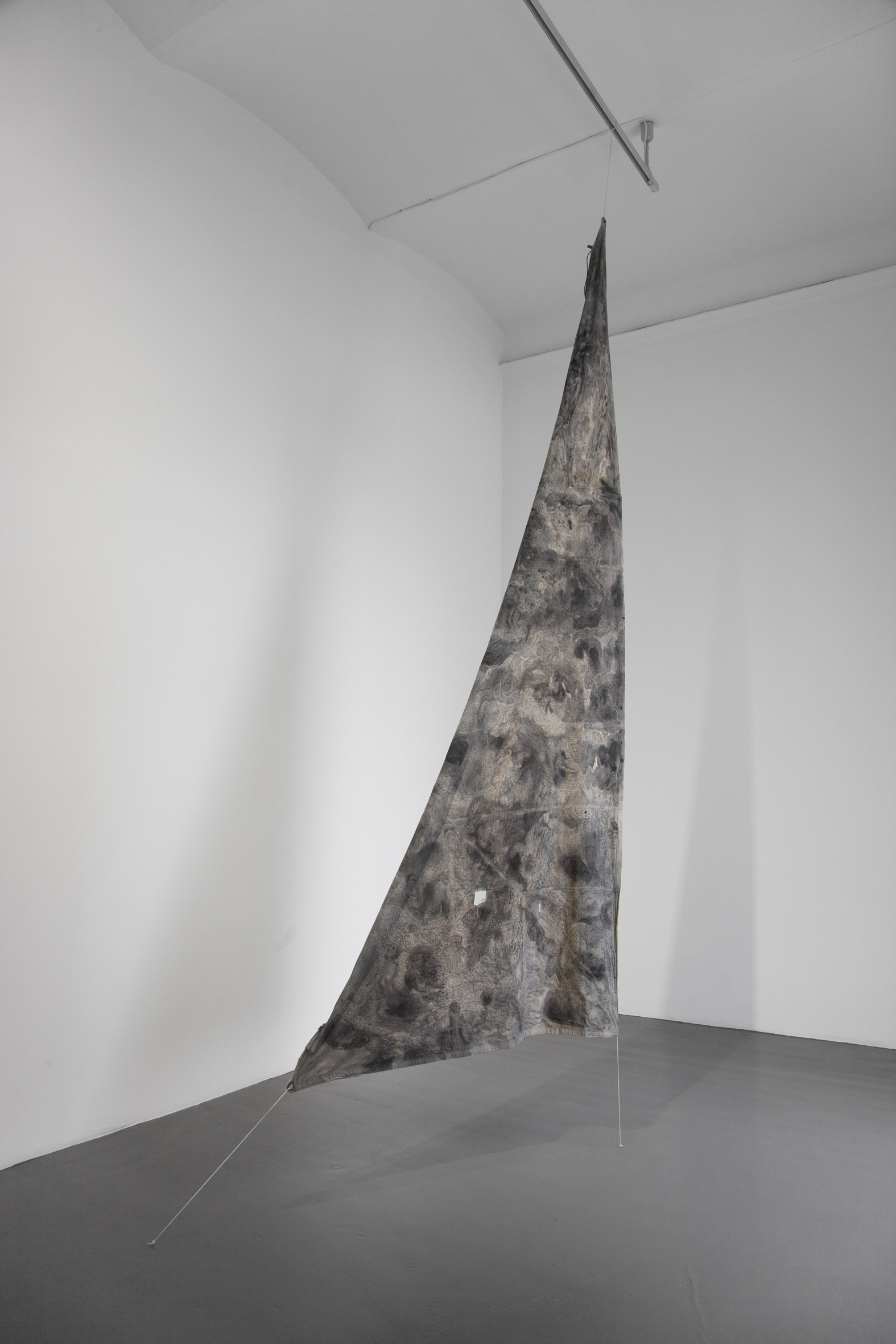Winds, segel behandlat med kol, installationsvy Galleri Magnus Karlsson