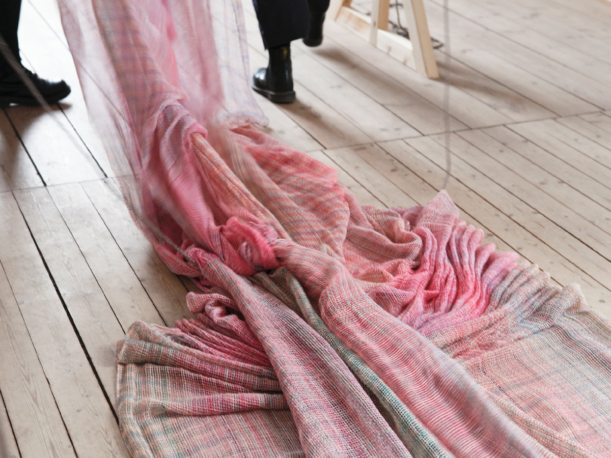 Bild från performanceverket Jag vill att väven ska bli ett rum, 2023, Fotograf: Elin Sylwan