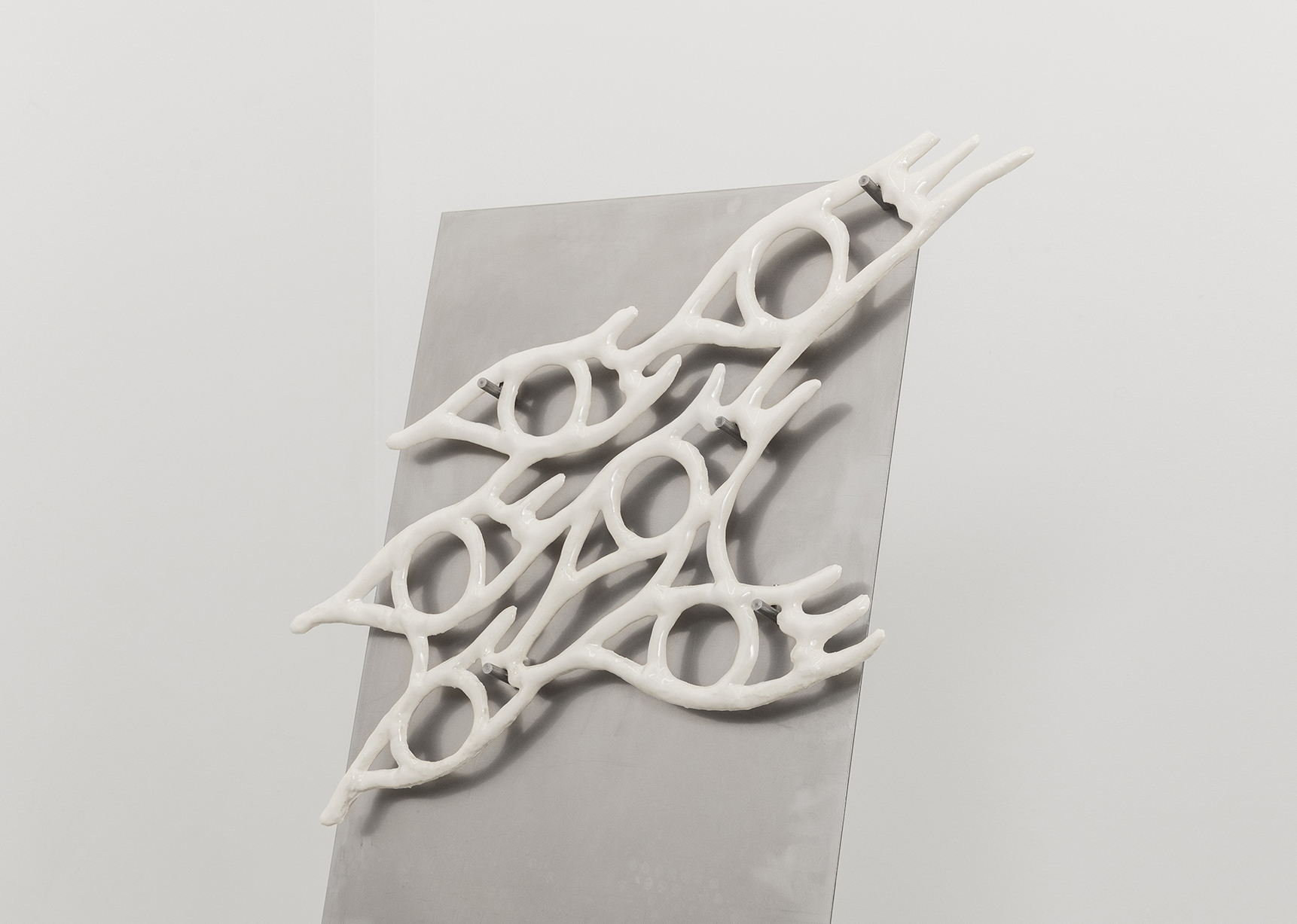 	Julia K. Persson, Blåöga. Glaserat porslin, stål, 2023. Fotograf: Tor Simen Ulstein.