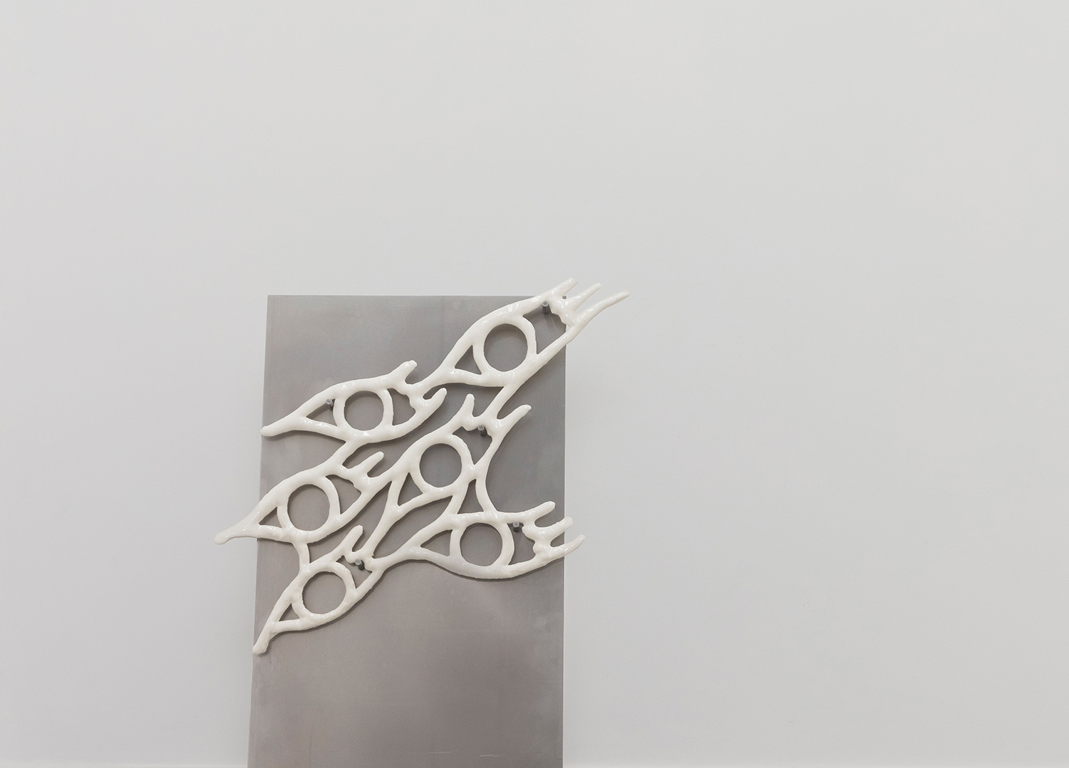 Julia K. Persson, Blåöga. Glaserat porslin, stål, 2023. Fotograf: Tor Simen Ulstein.