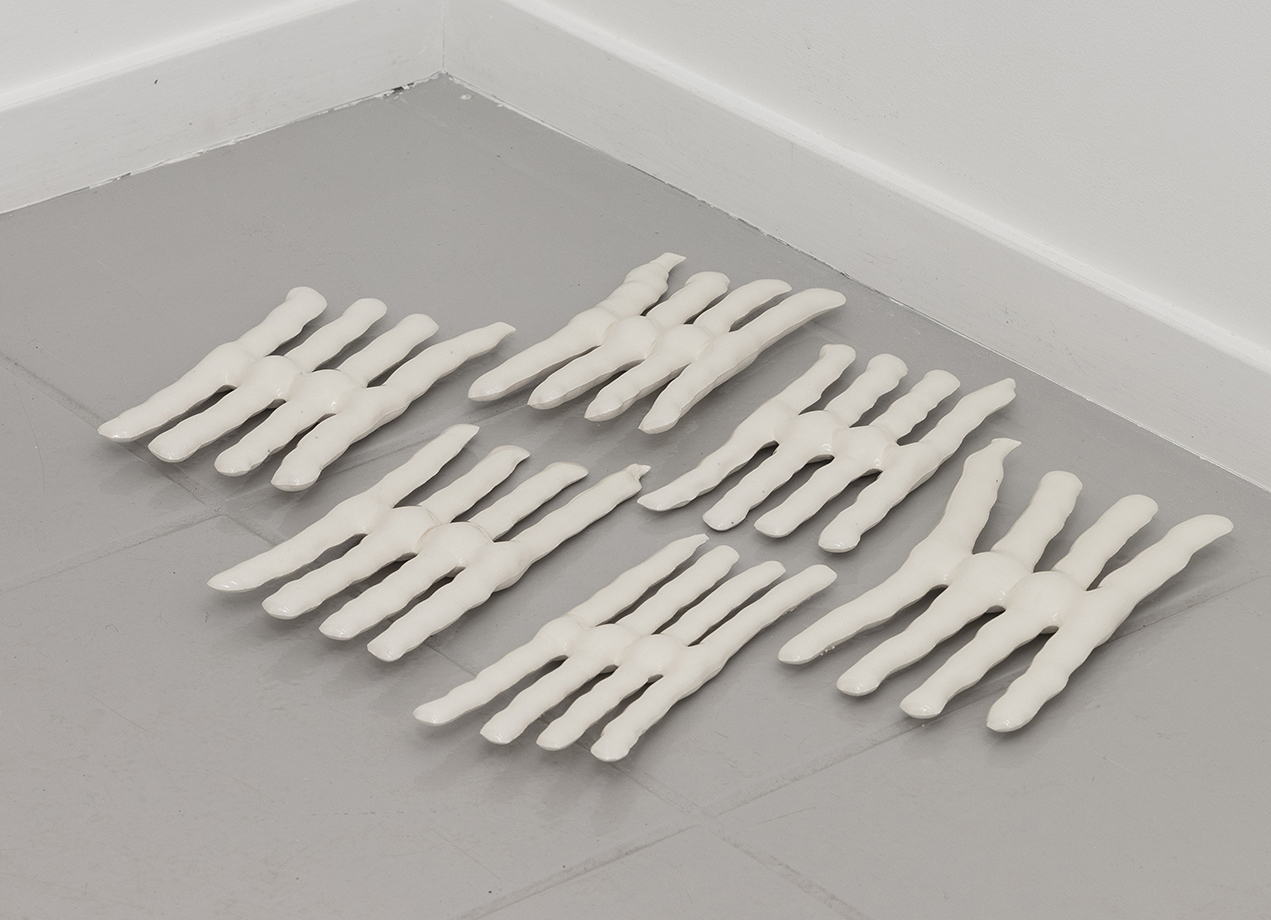 Julia K. Persson, Talisman I-VI. Glaserat porslin. Fotograf: Tor Simen Ulstein.