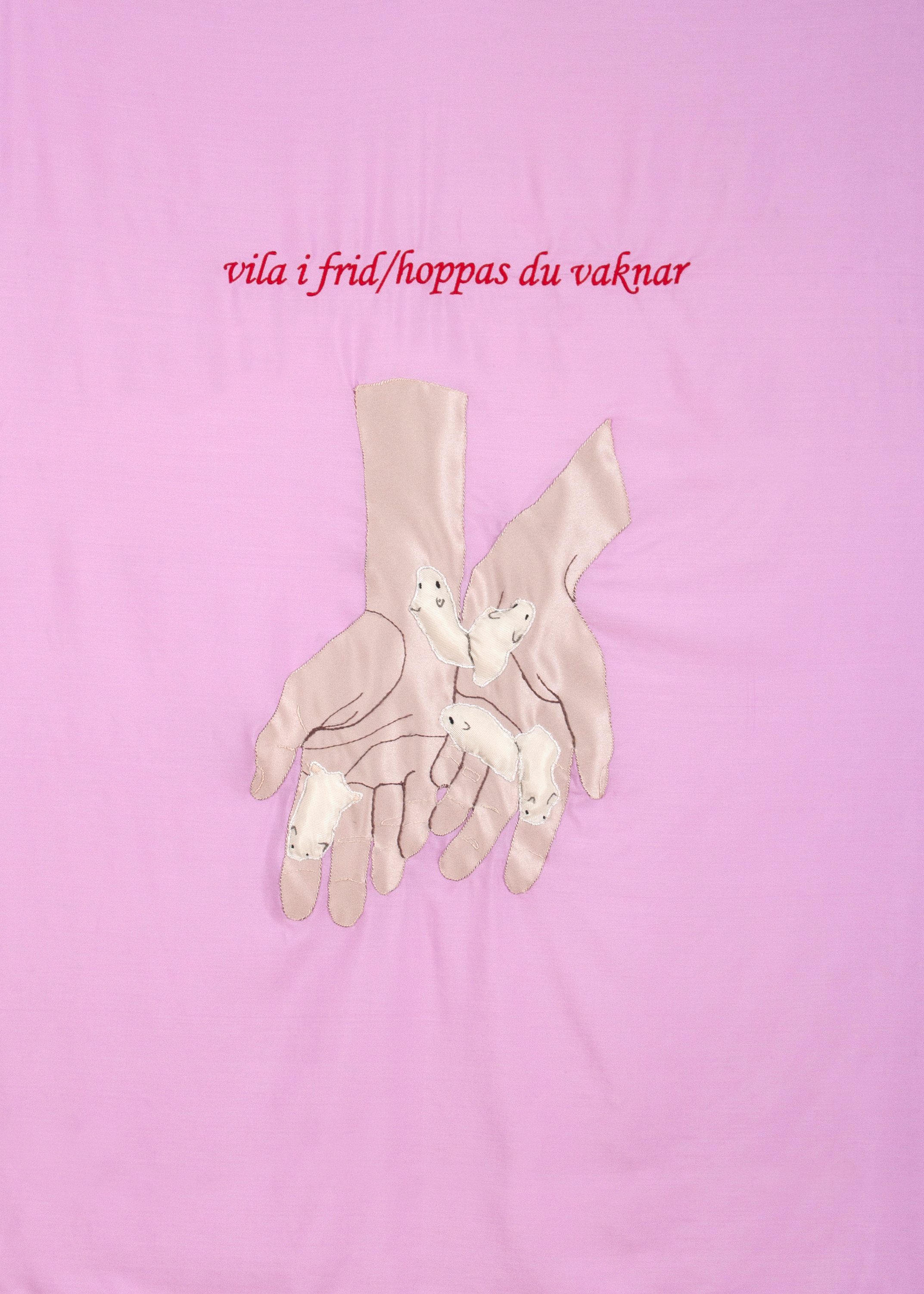 Hanna Carlberger, vila i frid / hoppas du vaknar. Textil, 2024. Fotograf: Mika Lövsén.