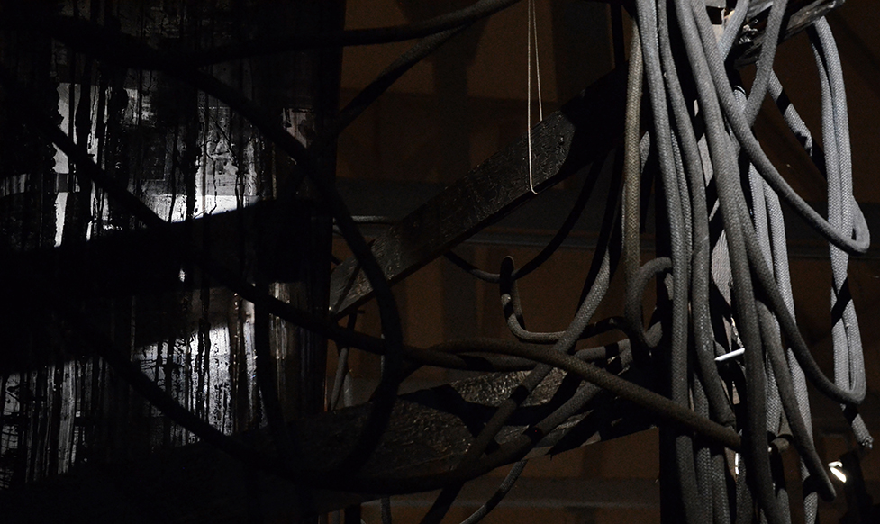 DETALJBILD: Eliska Kovacikova, Obscure Territories - Inception. Trä, rep, spegelfilm/platsspecifik installation. 2024