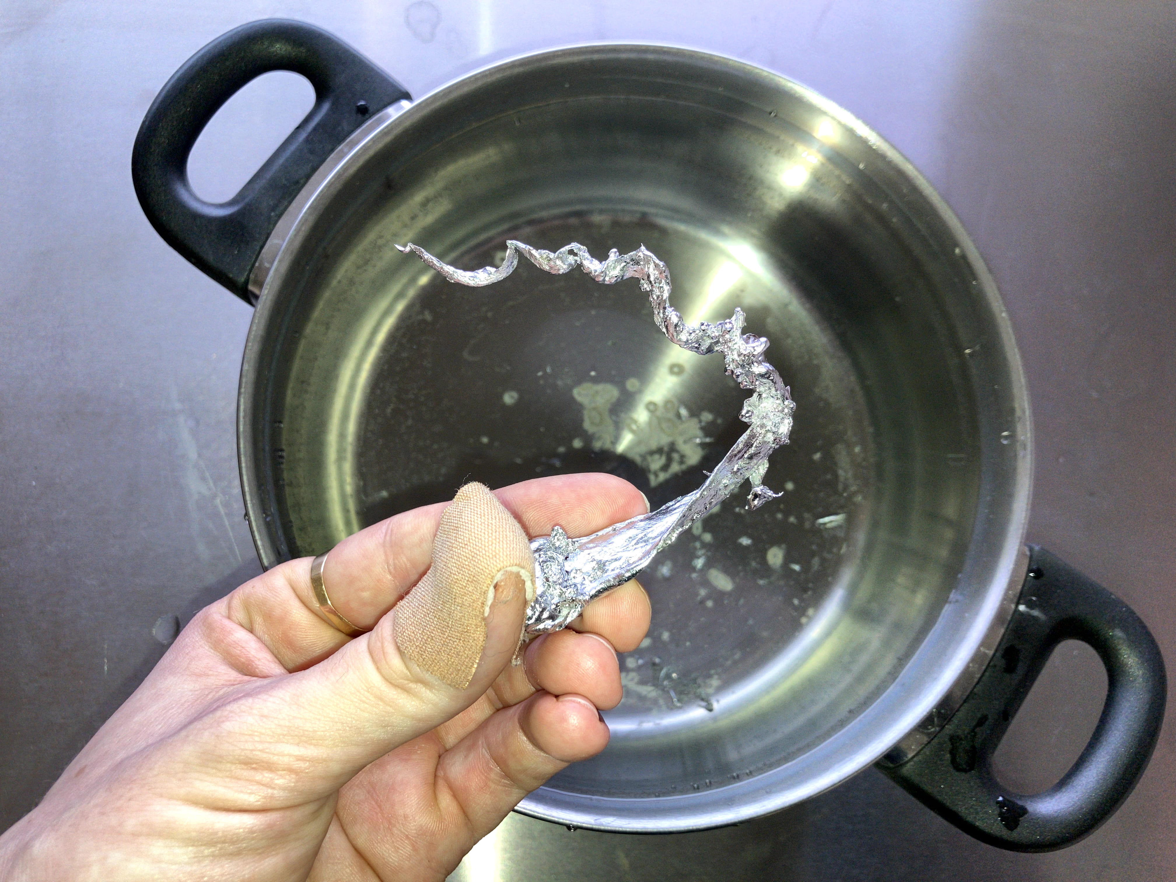 Erik Tylhammar Johansson, Formation (processbild). Nedsmälta karolinska tennsoldater, furu, vit färg och hyllkonsoler, 2023.