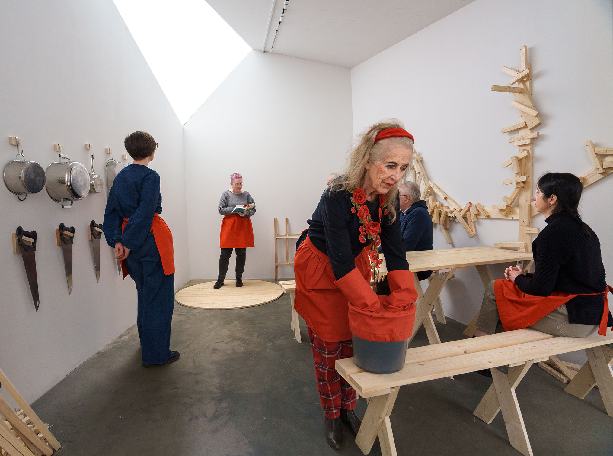 Tystnader, bakgrundsbrus och oväsen”, 2025, Elin Wikström, Galleri Låma. Fotograf: Denis Romanovski. Personer på bilden: Vera Berzek, Majt Frodi, Kasia X Michnik, Taavi Päts, Elin Wikström