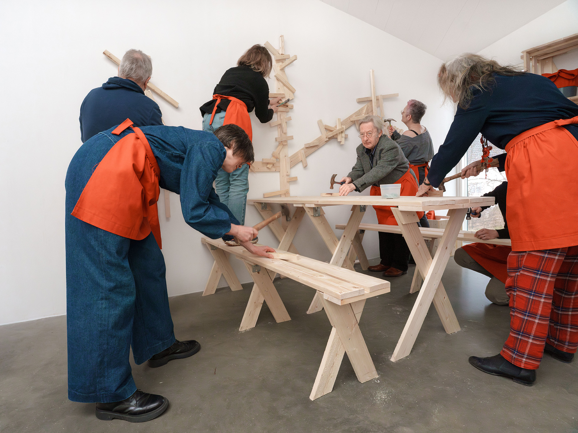 Tystnader, bakgrundsbrus och oväsen”, 2025, Elin Wikström, Galleri Låma. Fotograf: Denis Romanovski. Personer på bilden: Vera Berzek, Majt Frodi, Grethe Jakubowski, Kasia X Michnik, Taavi Päts, Bo Strandqvist, Elin Wikström 