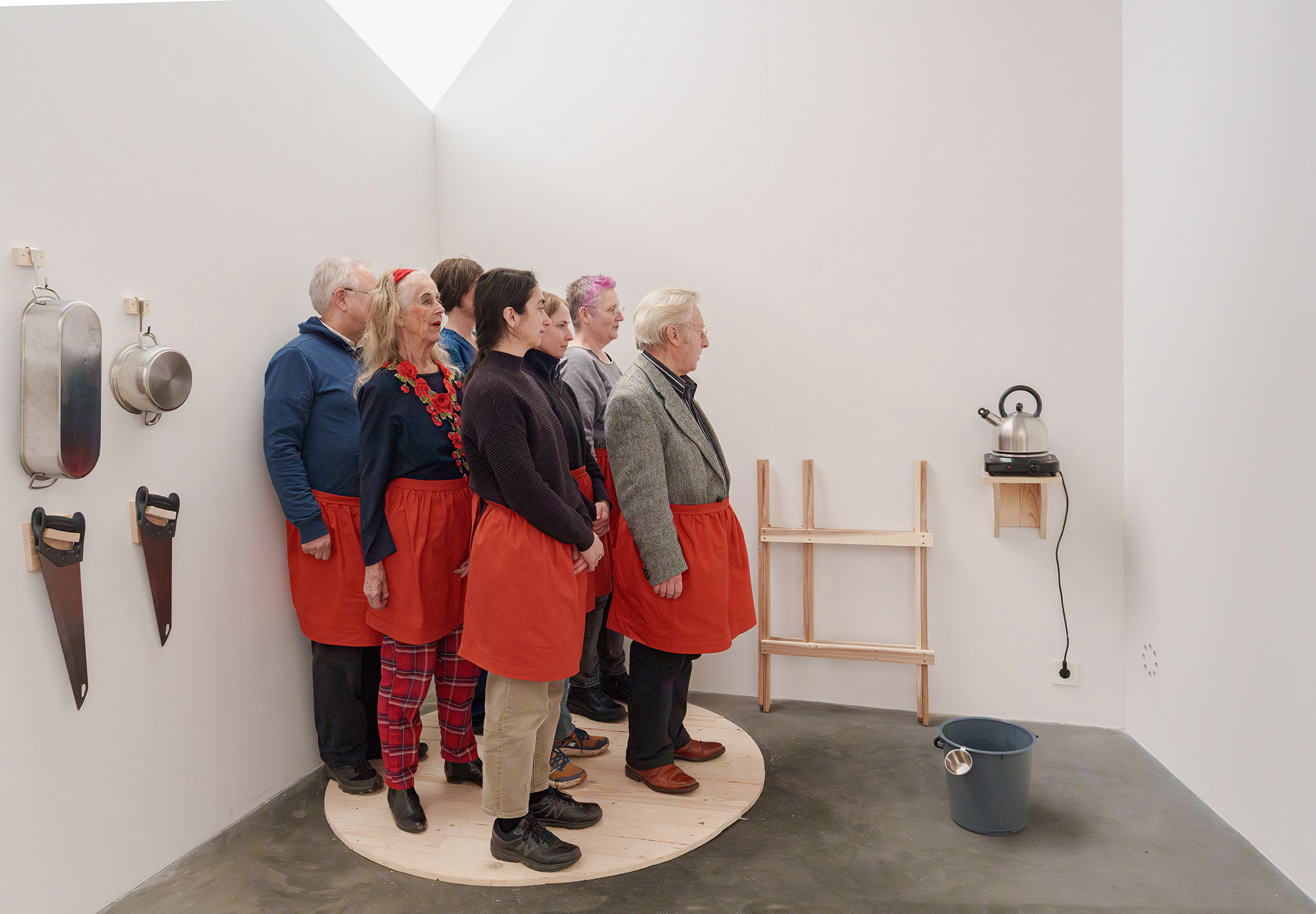 Tystnader, bakgrundsbrus och oväsen”, 2025, Elin Wikström, Galleri Låma. Fotograf: Denis Romanovski. Personer på bilden: Vera Berzek, Majt Frodi, Grethe Jakubowski, Kasia X Michnik, Bo Strandqvist, Taavi Päts, Elin Wikström