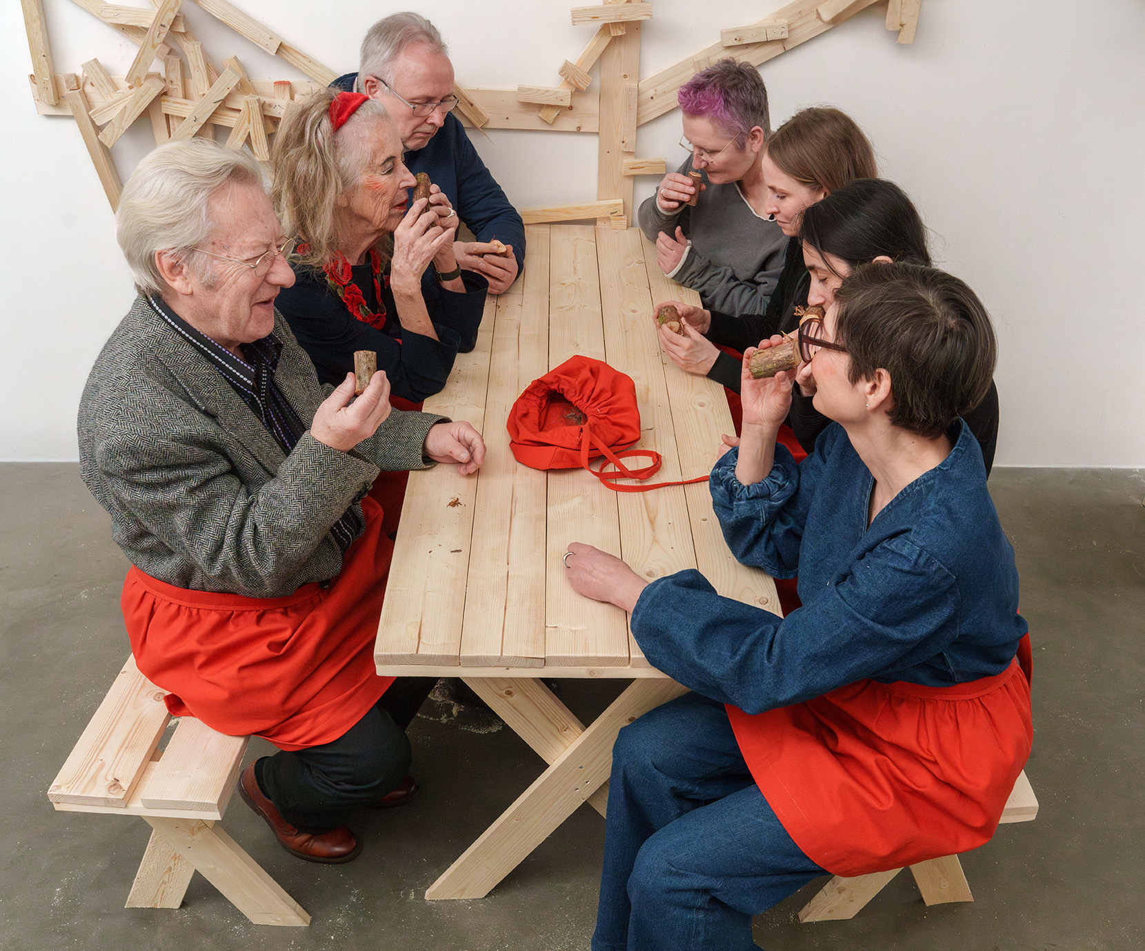 Tystnader, bakgrundsbrus och oväsen”, 2025, Elin Wikström, Galleri Låma. Fotograf: Denis Romanovski. Personer på bilden: Vera Berzek, Majt Frodi, Grethe Jakubowski, Kasia X Michnik, Bo Strandqvist, Taavi Päts, Elin Wikström