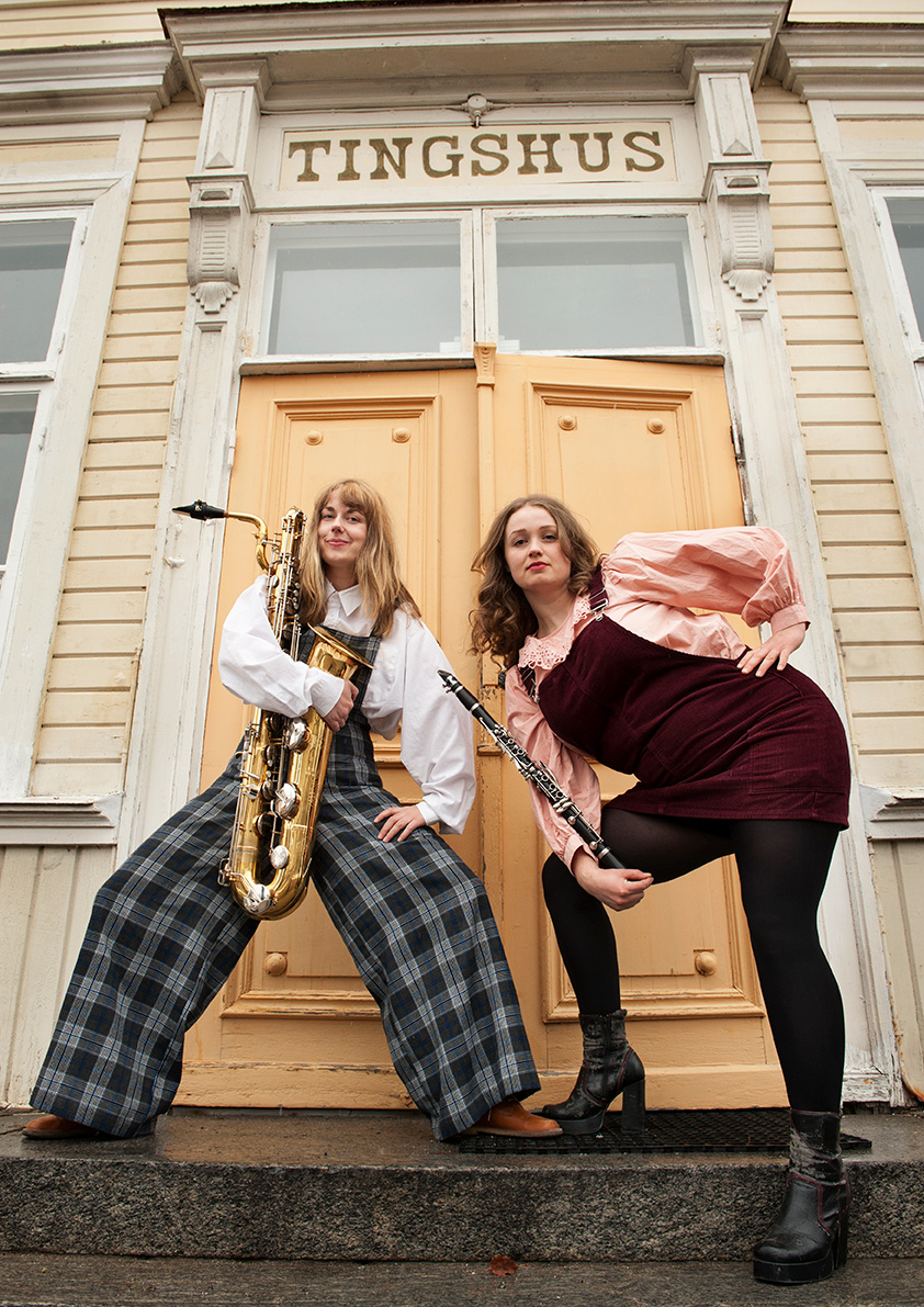 Två otrevliga flickor