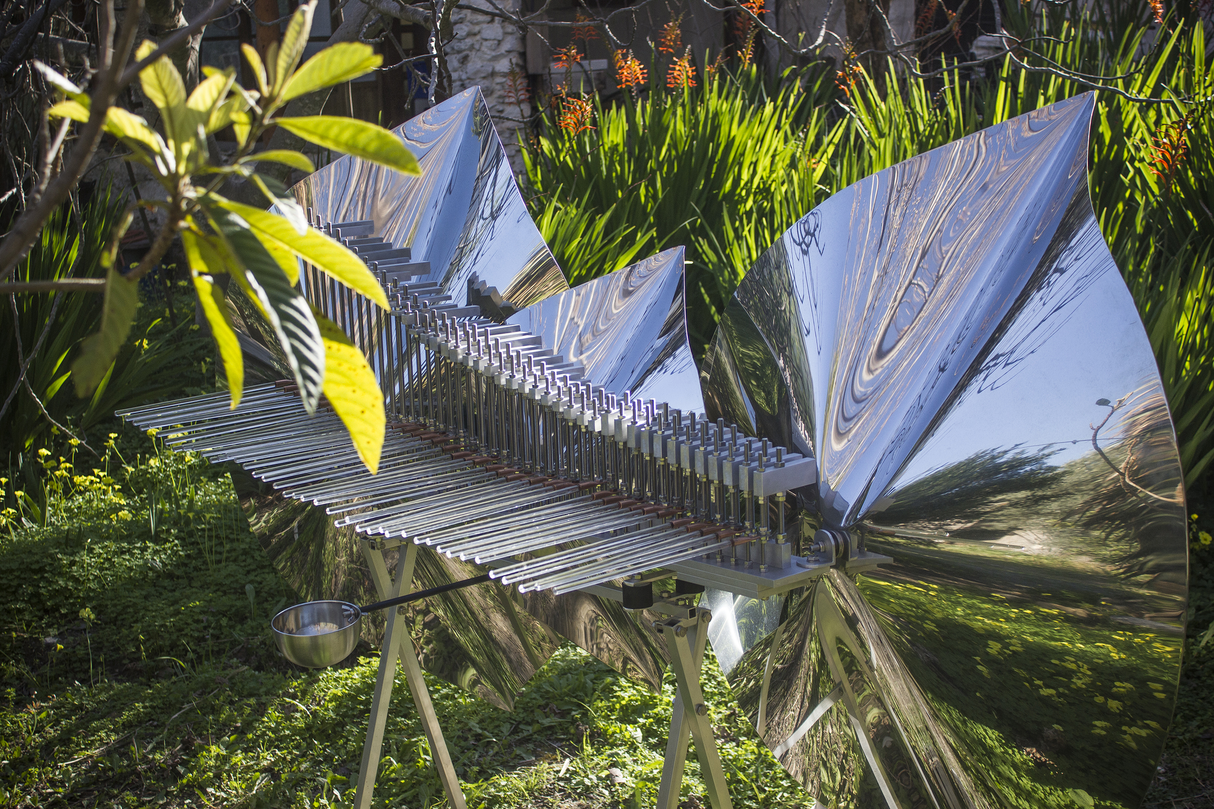 Johan Tingne, Cristal Baschet, Aluminium, glas, rostfritt stål, 2024.