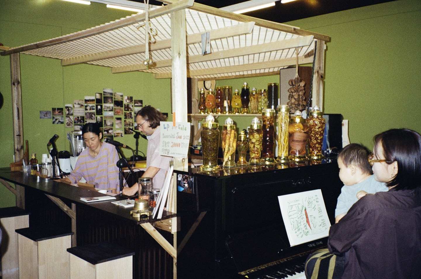 Image Caption: Bar Bar Bar (2024 / installation, video, performance, workshop, mixed media – in collaboration with Sparkling Tap Water / Leeum Museum of Art, Seoul)
About Photo: BarBarBar's public program.
Photo by Julian Abraham Togar